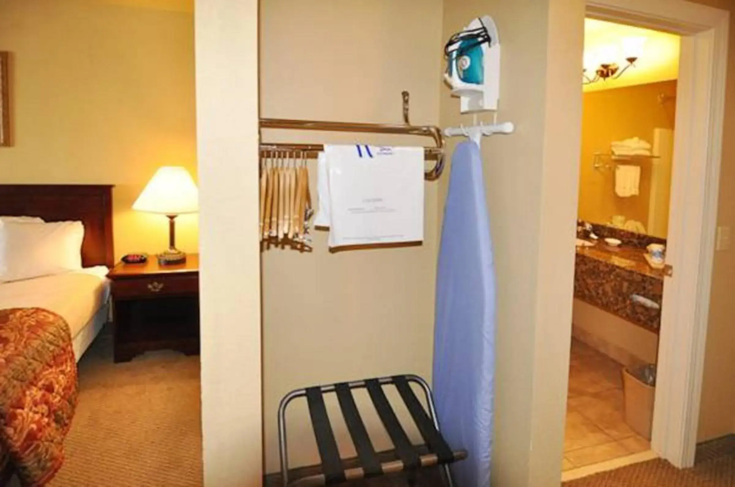 King Room - Disability Access in Econo Lodge Inn & Suites King Room - Disability Access in Econo Lodge Inn & Suites