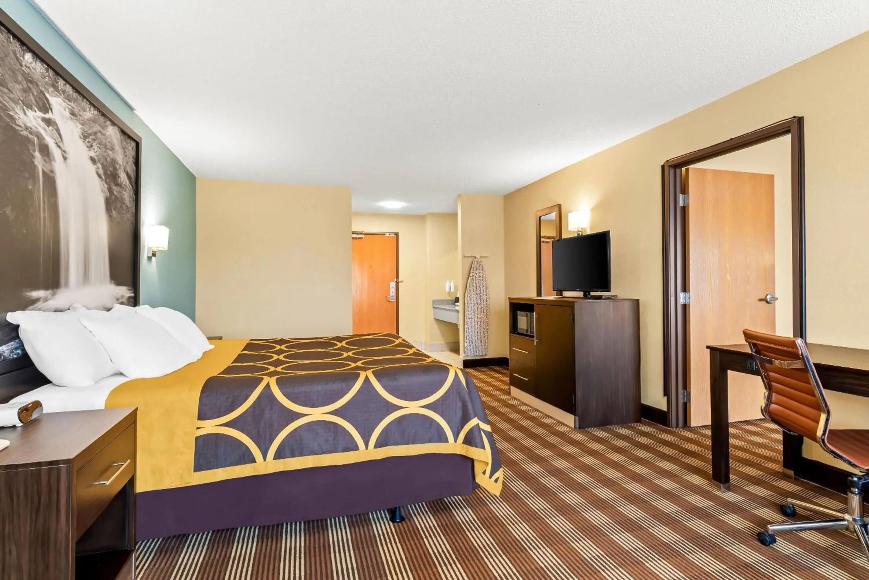 Photo of the whole room, Bed in Super 8 by Wyndham Osseo WI