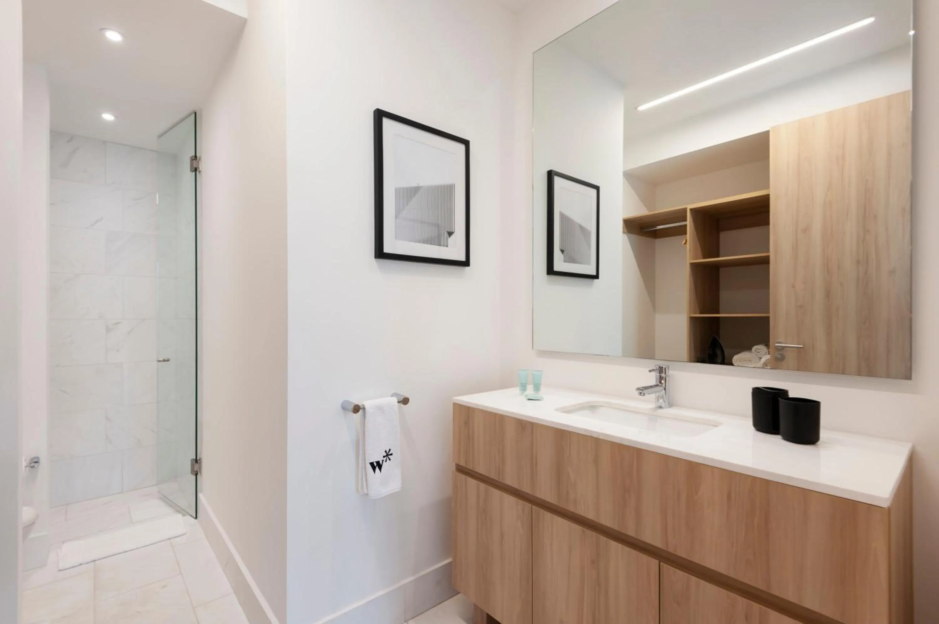 Bathroom in Londres 256 by Wynwood House