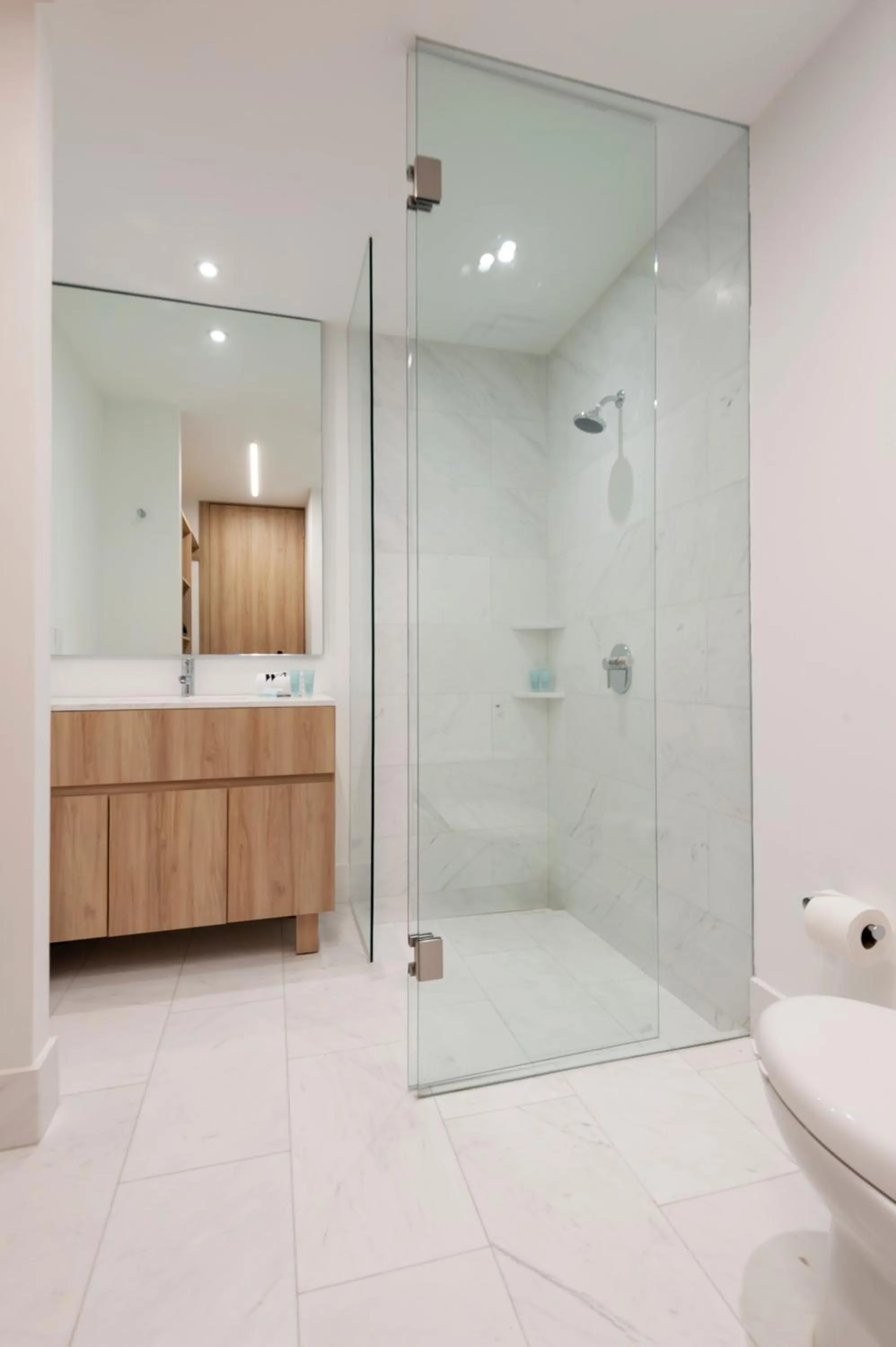 Bathroom in Londres 256 by Wynwood House