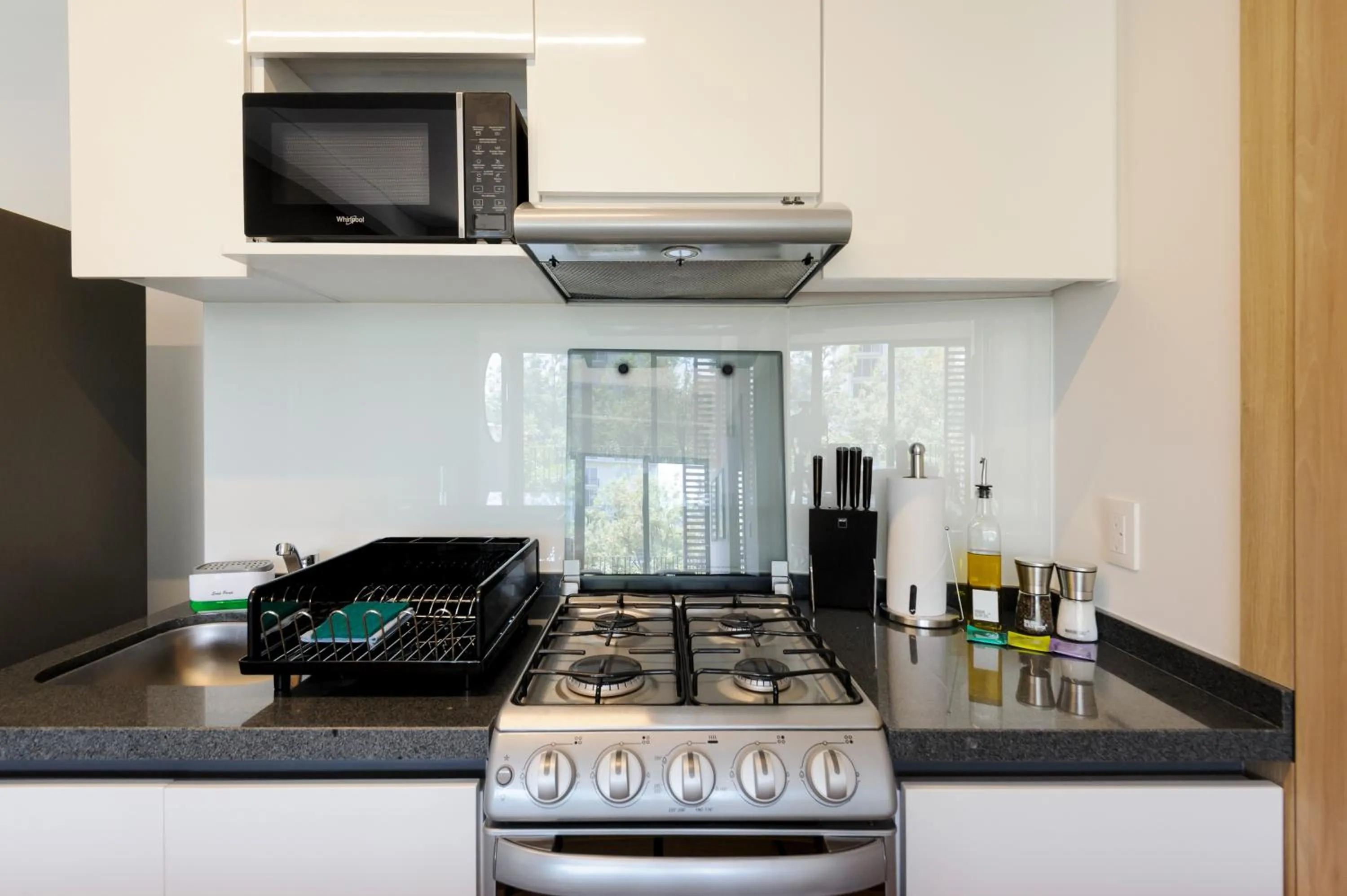 Kitchen or kitchenette in Londres 256 by Wynwood House