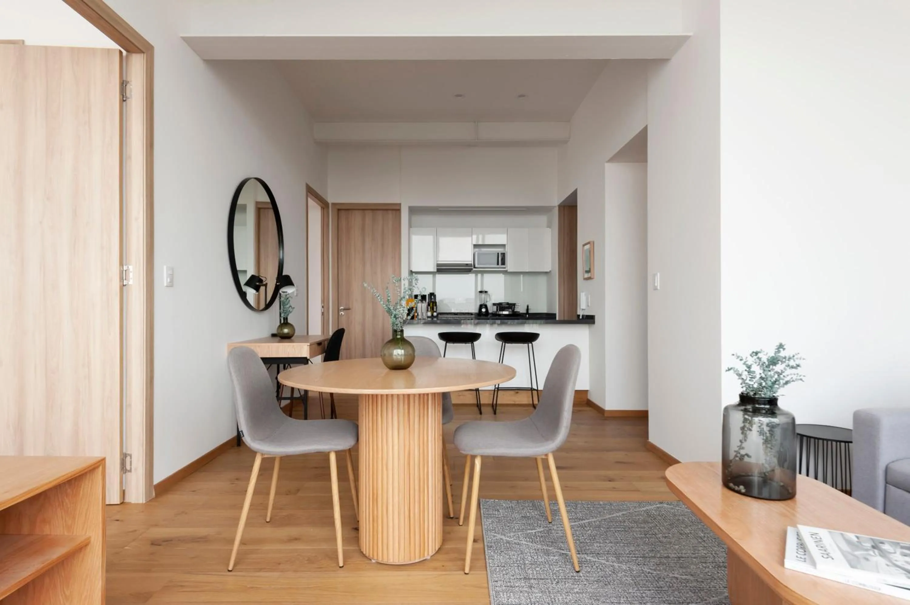 Dining area in Londres 256 by Wynwood House