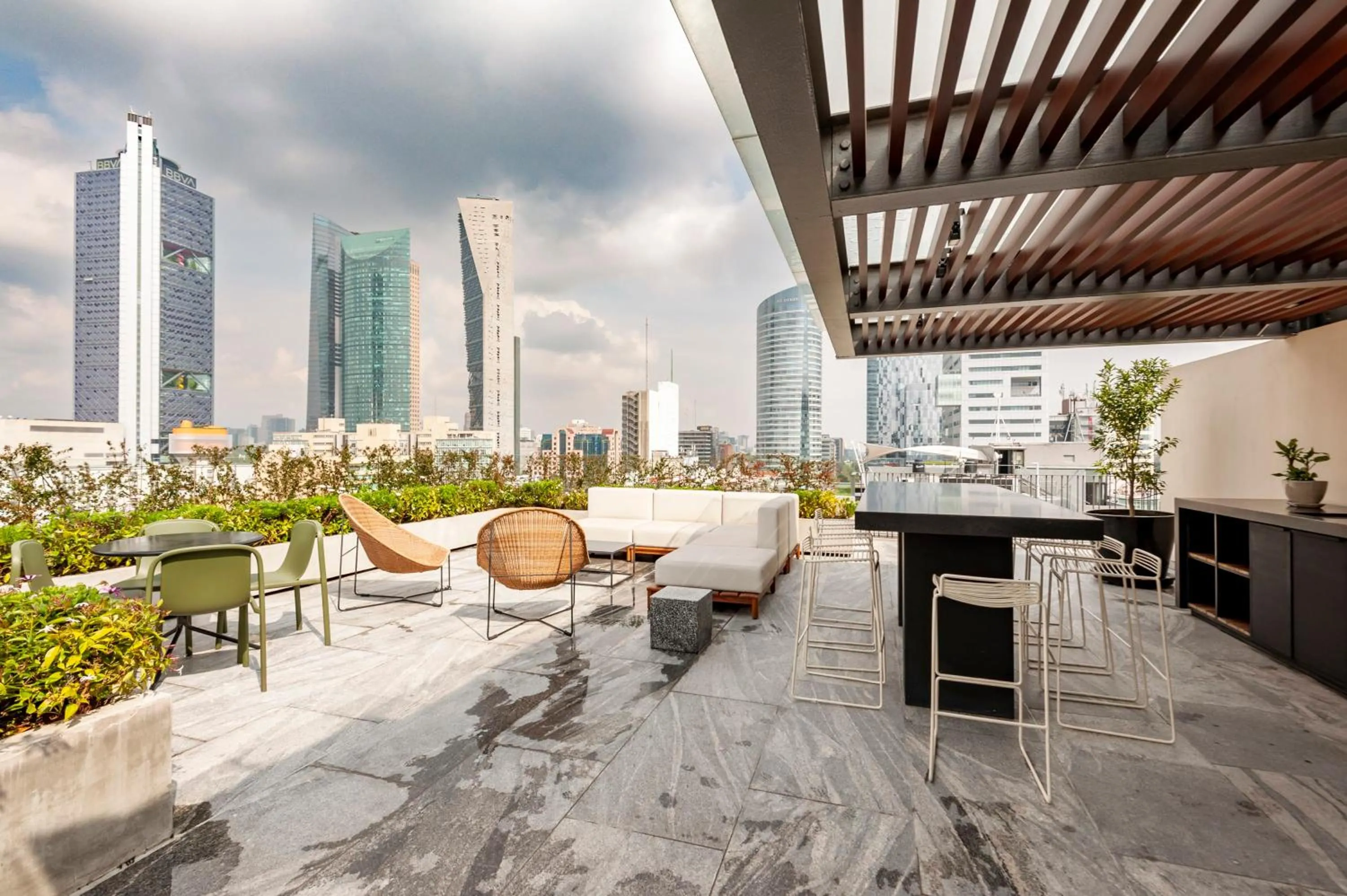 Balcony/Terrace in Londres 256 by Wynwood House