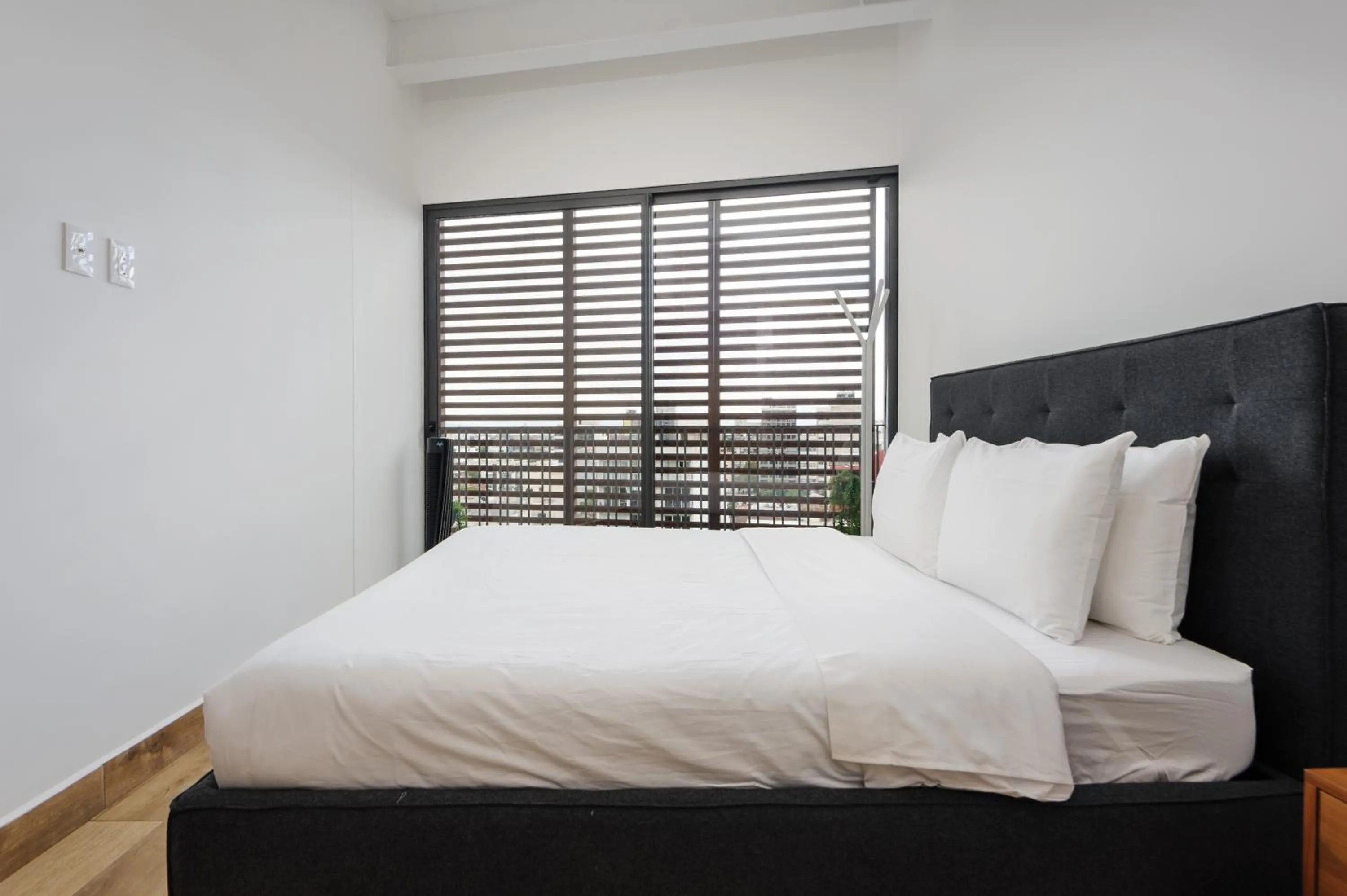 Bedroom, Bed in Londres 256 by Wynwood House