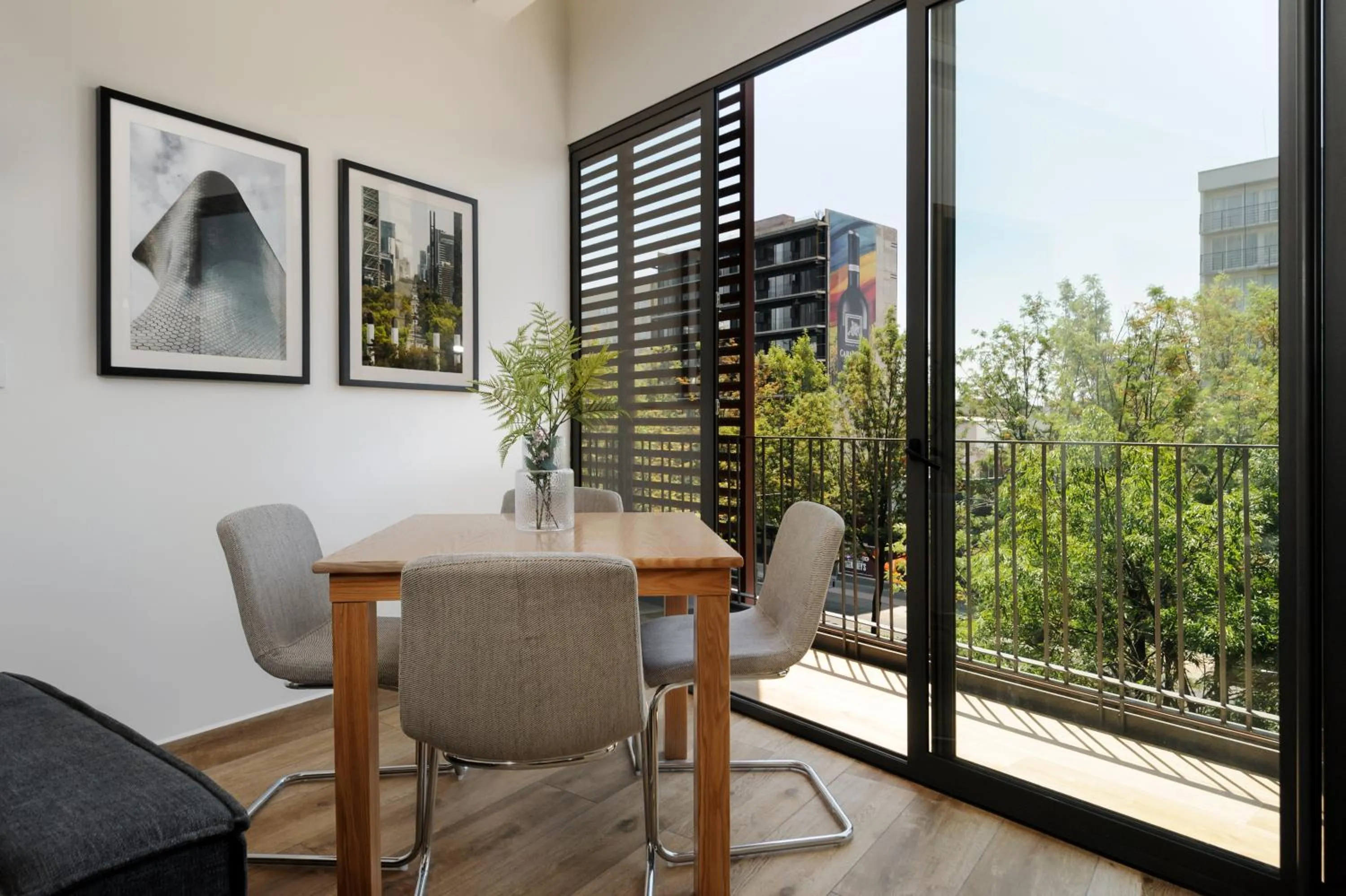 Dining area in Londres 256 by Wynwood House