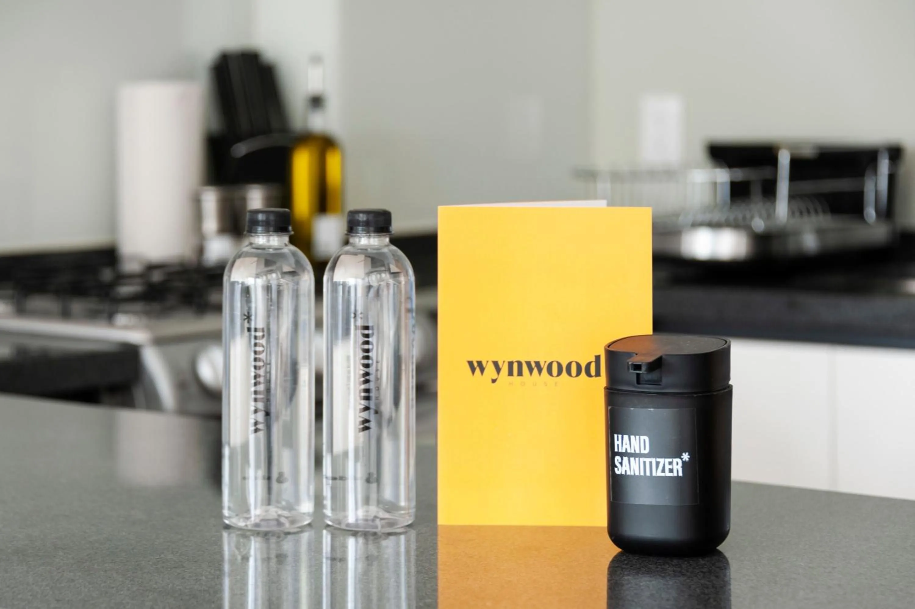 Kitchen or kitchenette in Londres 256 by Wynwood House