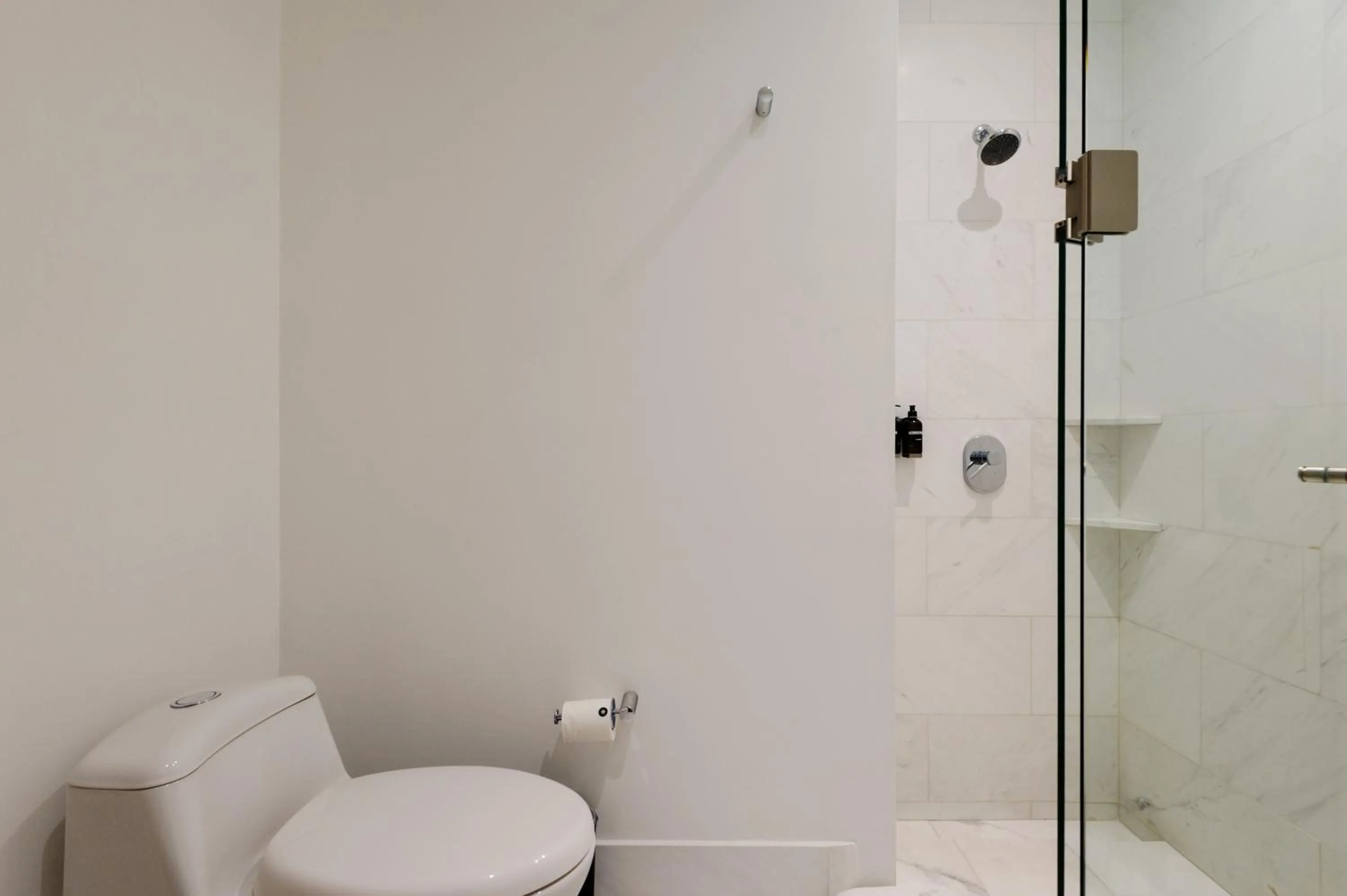 Bathroom in Londres 256 by Wynwood House