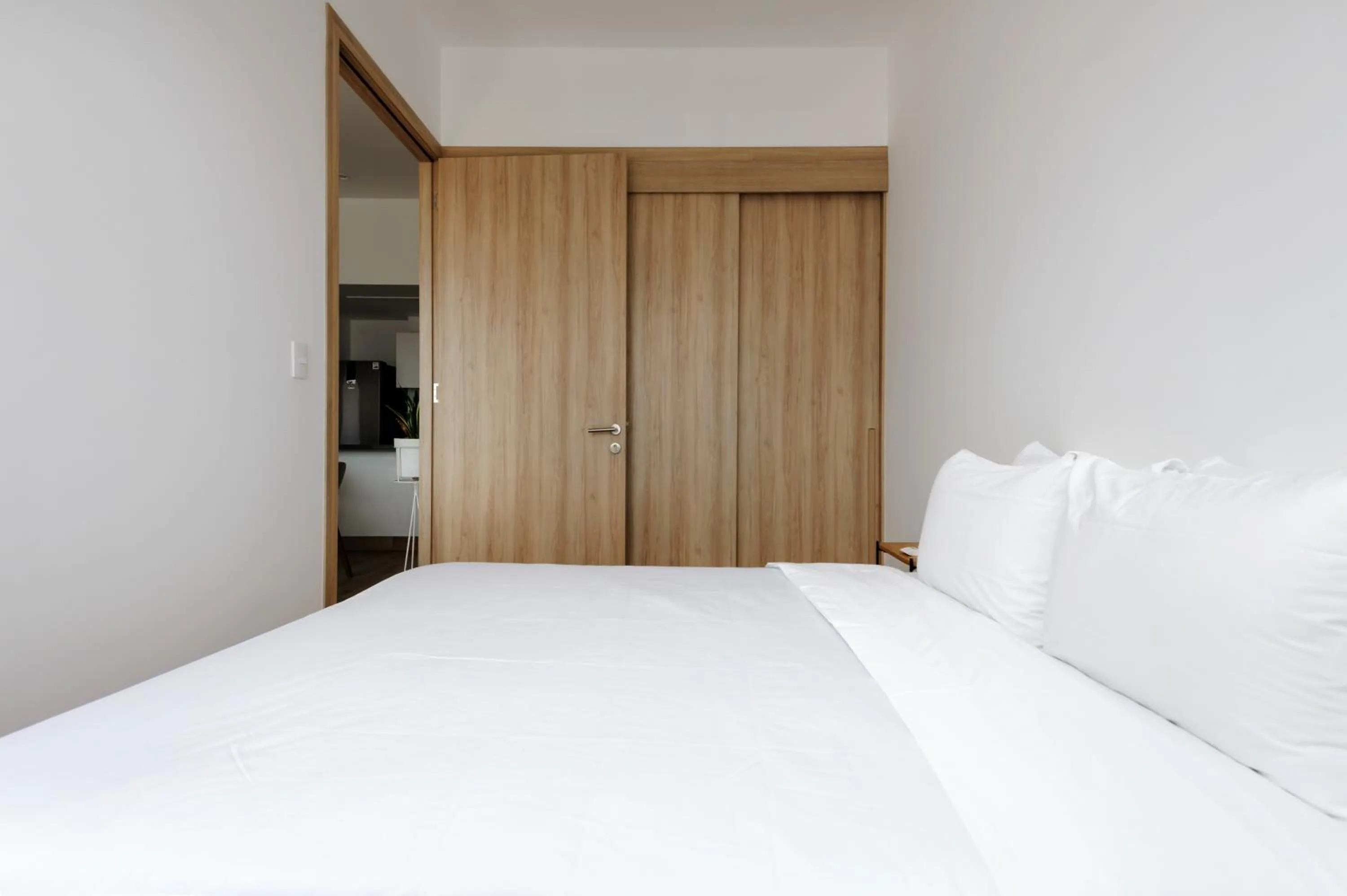 Bedroom, Bed in Londres 256 by Wynwood House