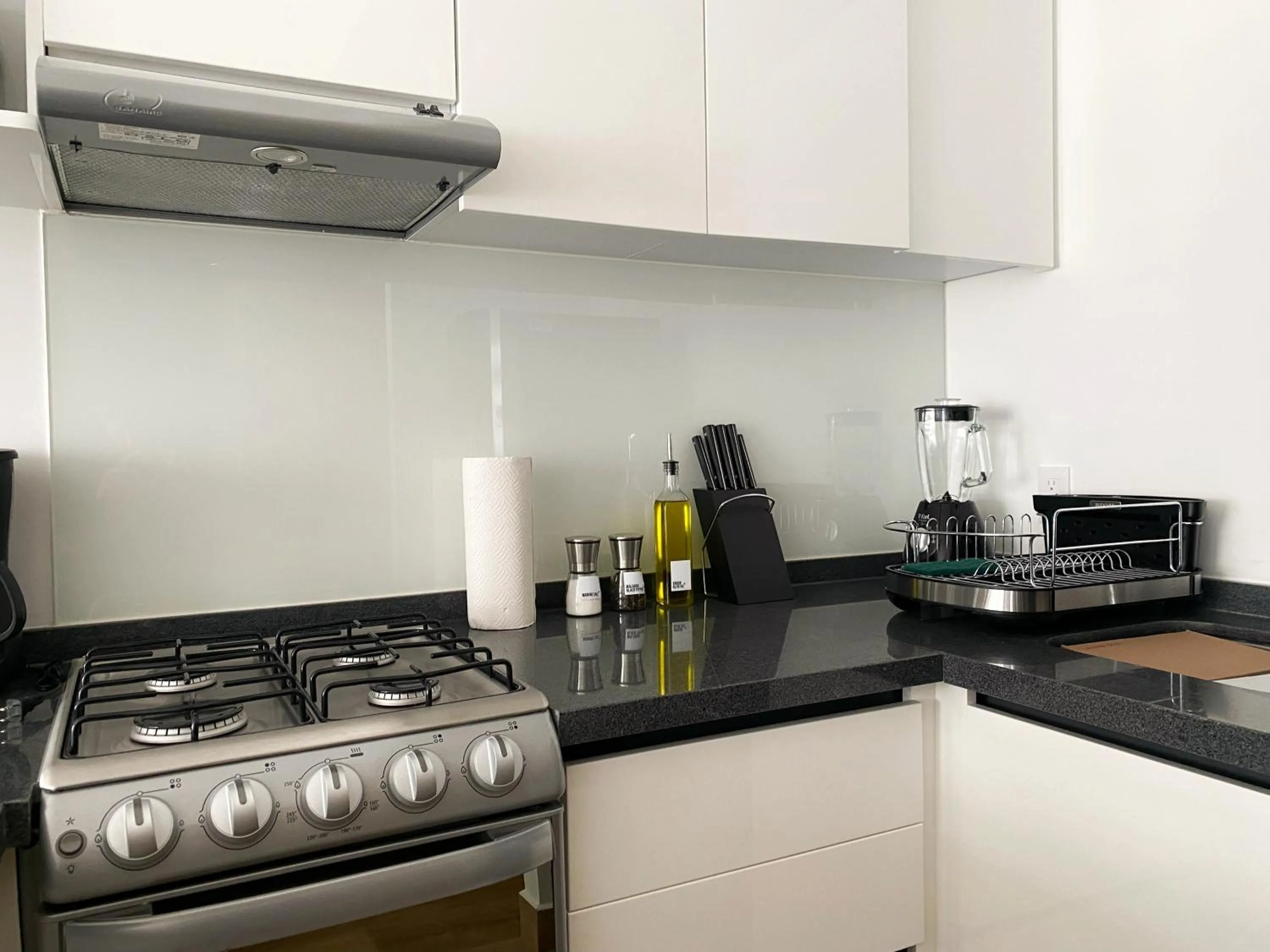 Kitchen or kitchenette in Londres 256 by Wynwood House