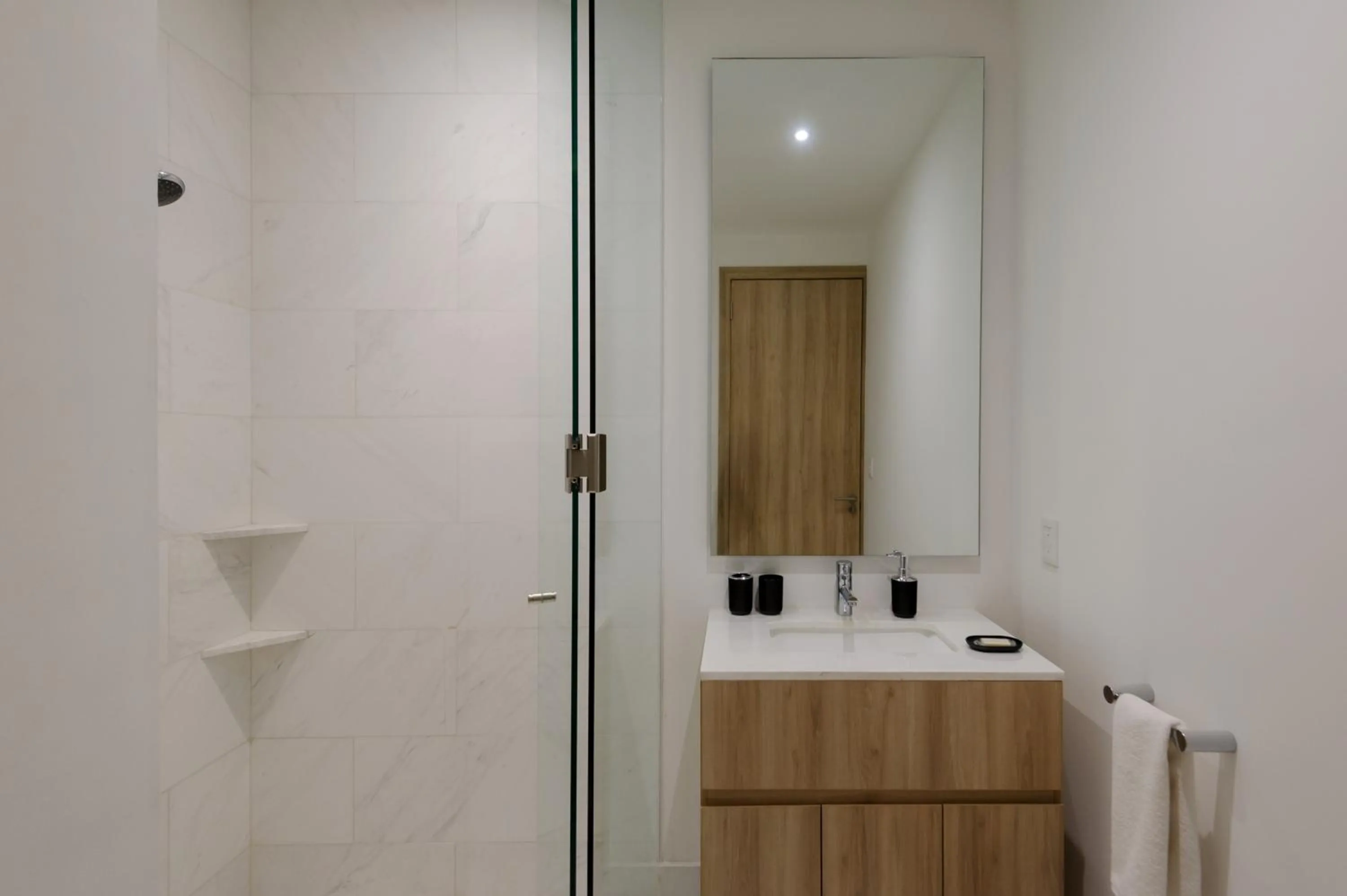 Bathroom in Londres 256 by Wynwood House