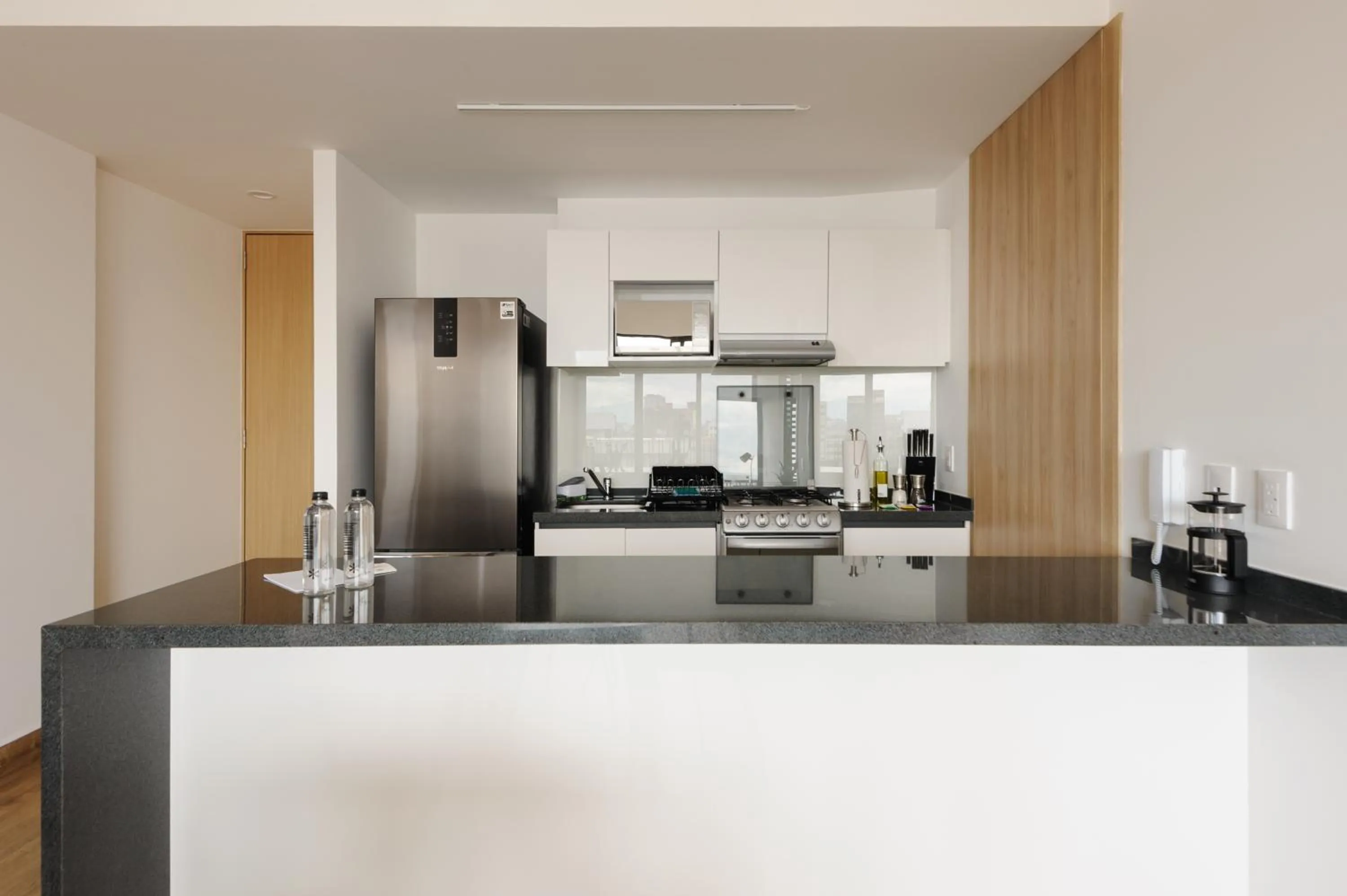 Kitchen or kitchenette in Londres 256 by Wynwood House