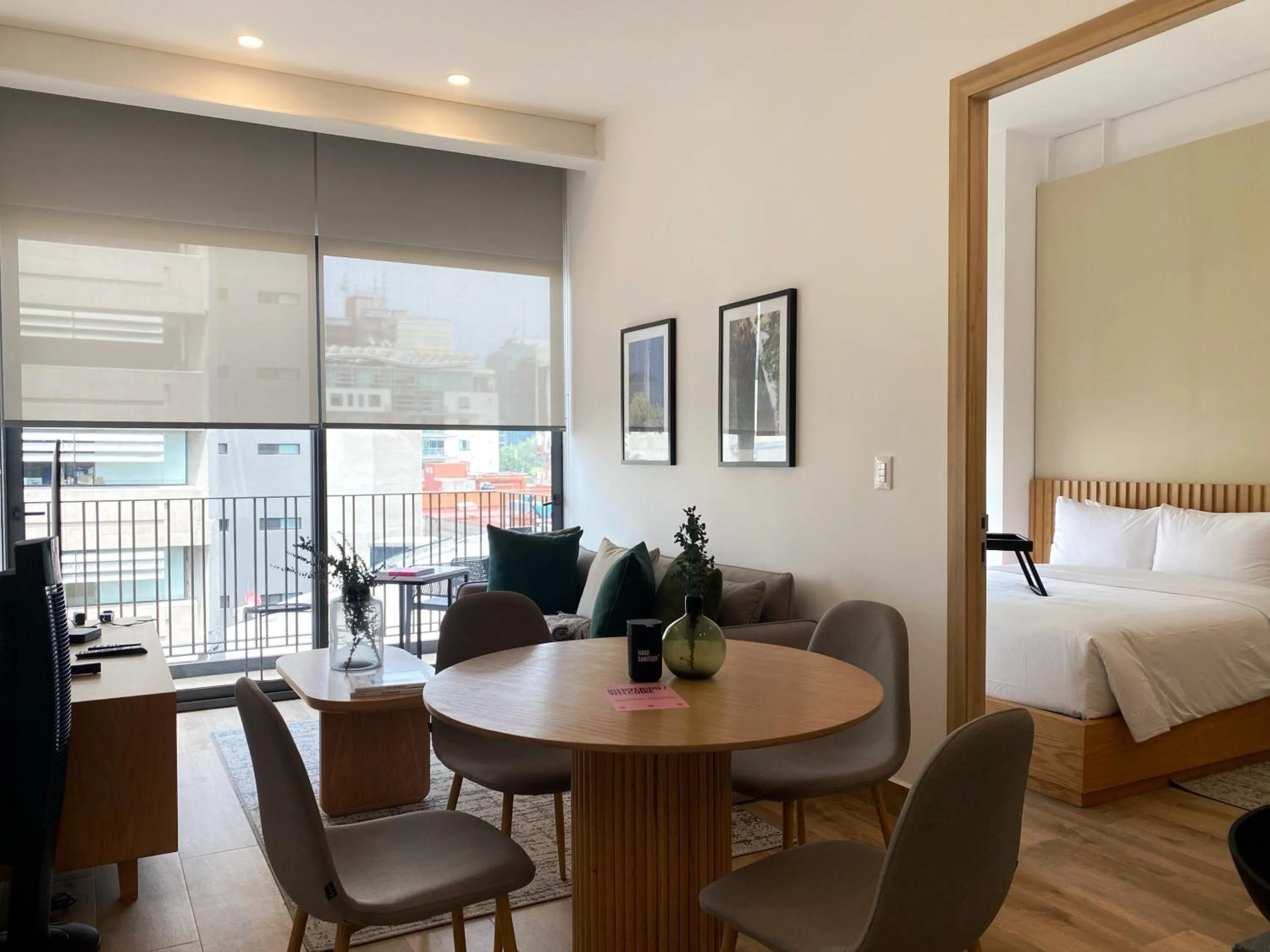 Dining area, Bed in Londres 256 by Wynwood House