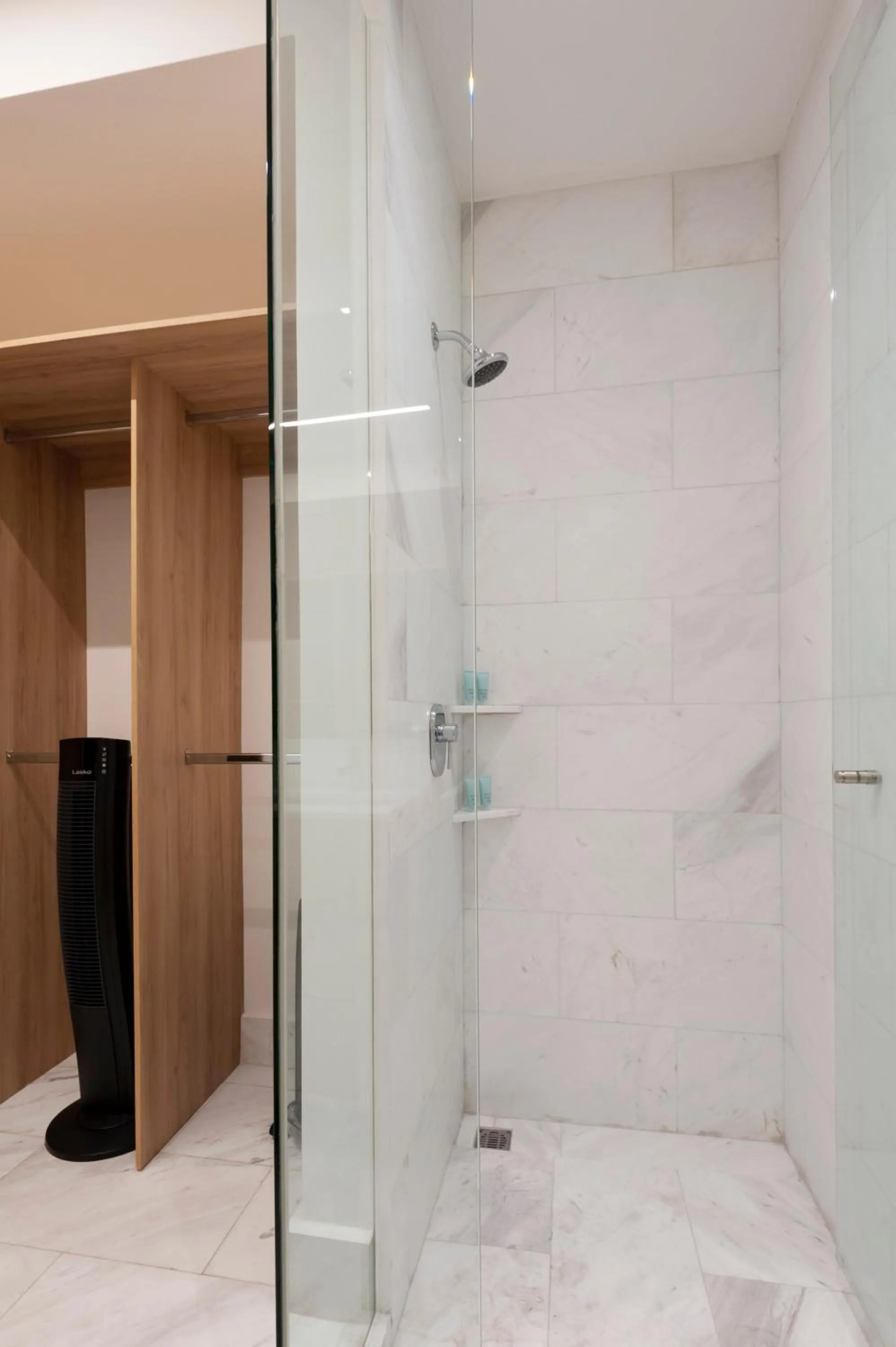 Bathroom in Londres 256 by Wynwood House