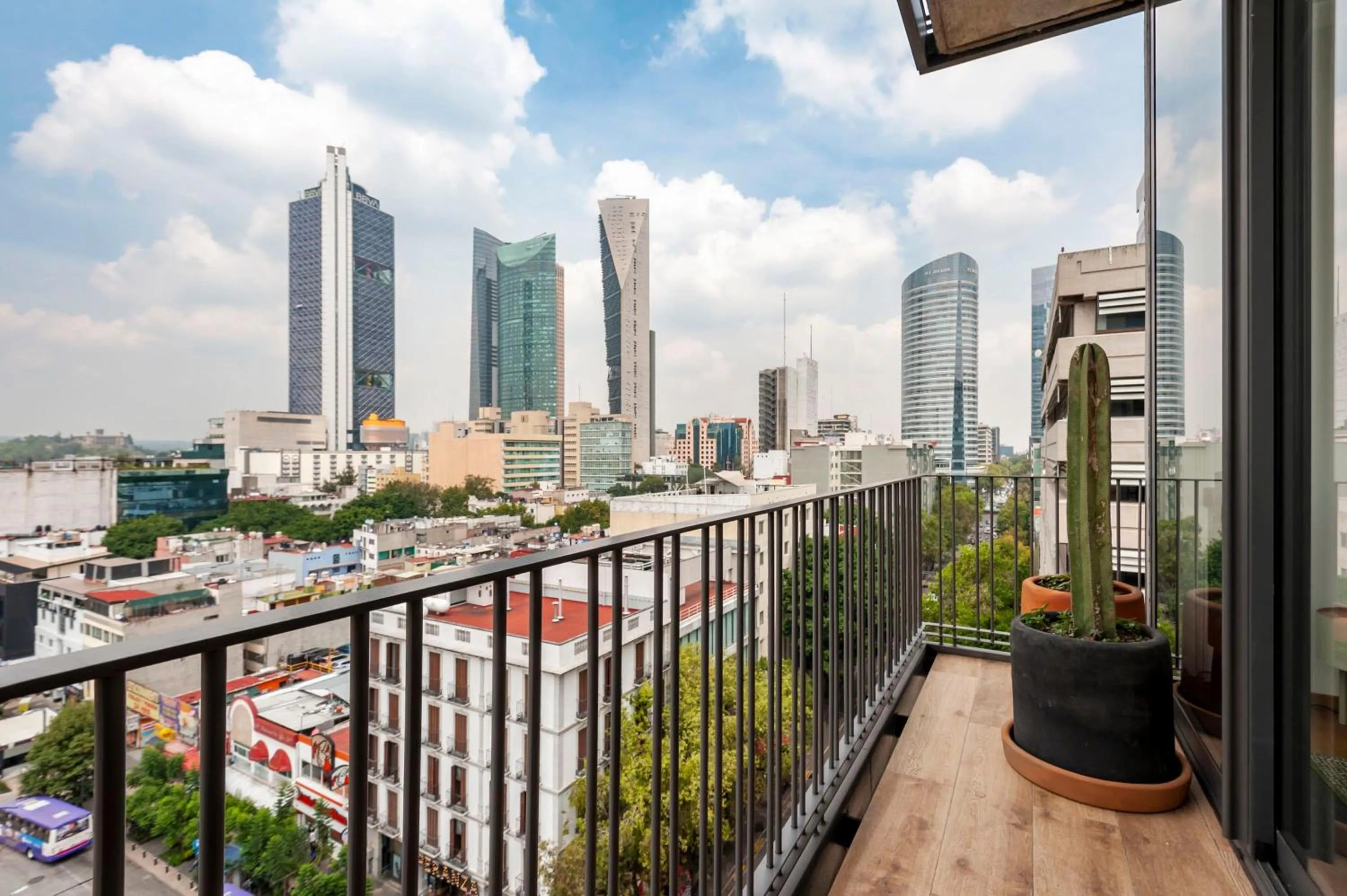 Balcony/Terrace in Londres 256 by Wynwood House