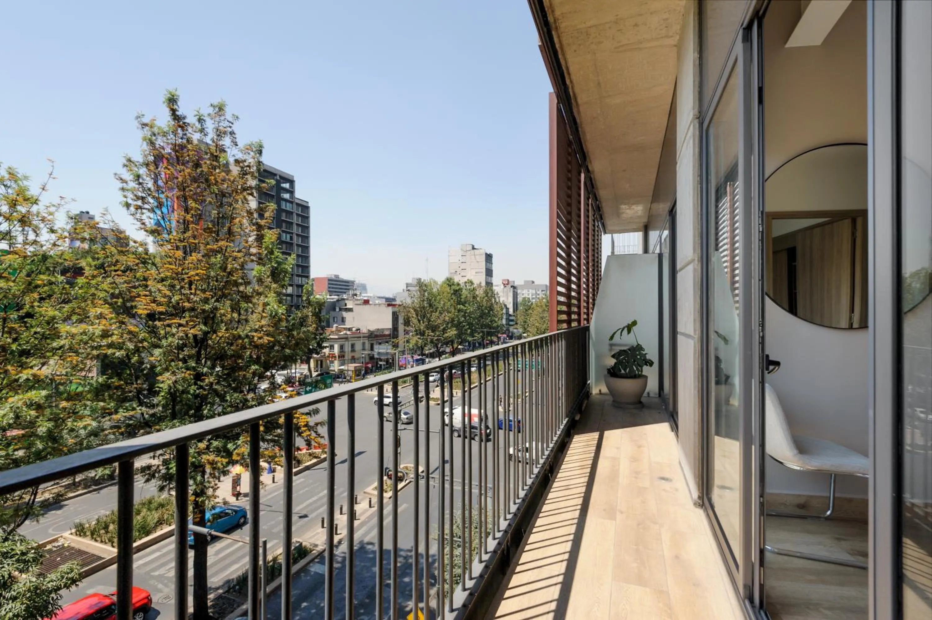 Balcony/Terrace in Londres 256 by Wynwood House