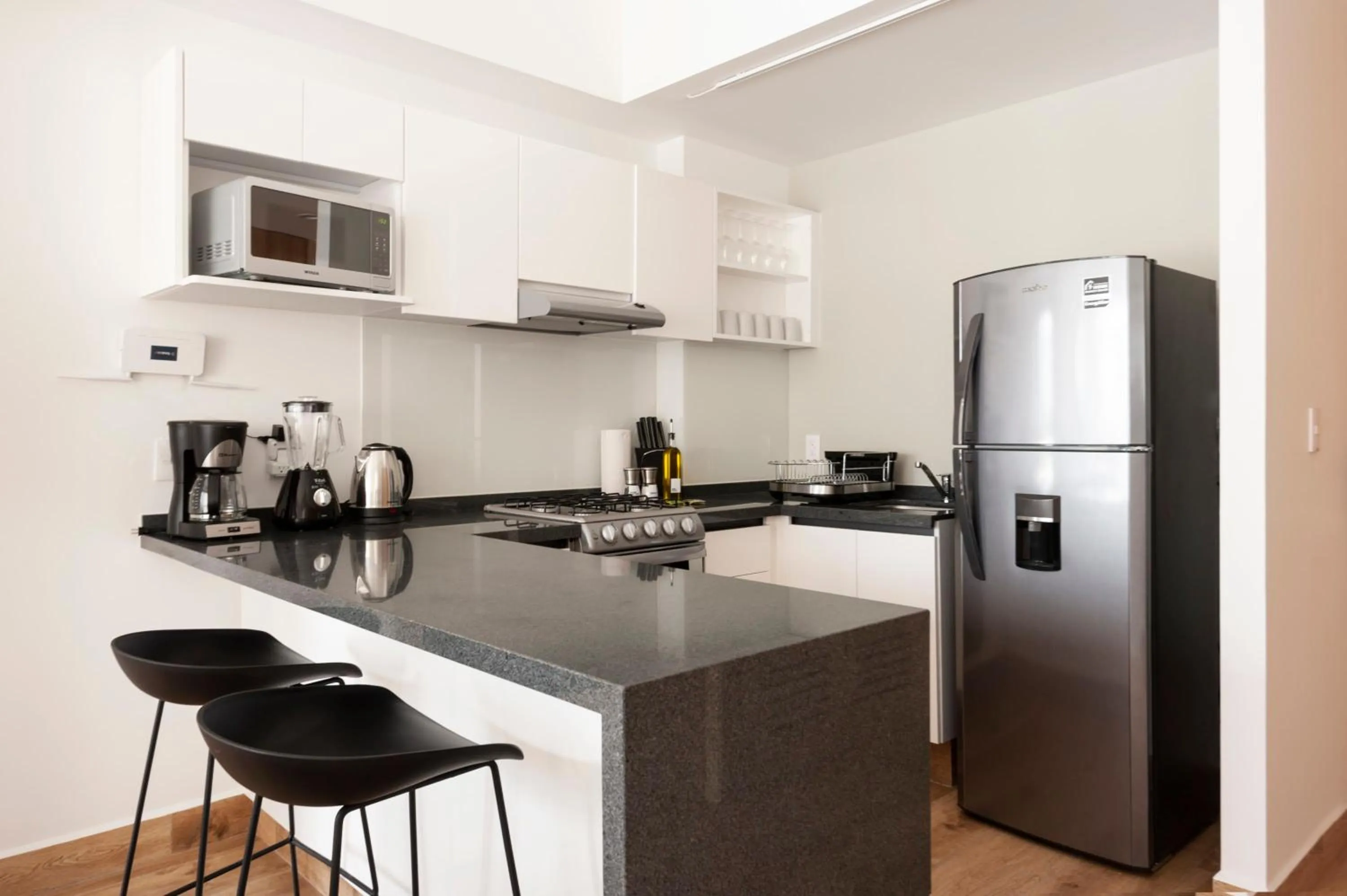 Kitchen or kitchenette in Londres 256 by Wynwood House