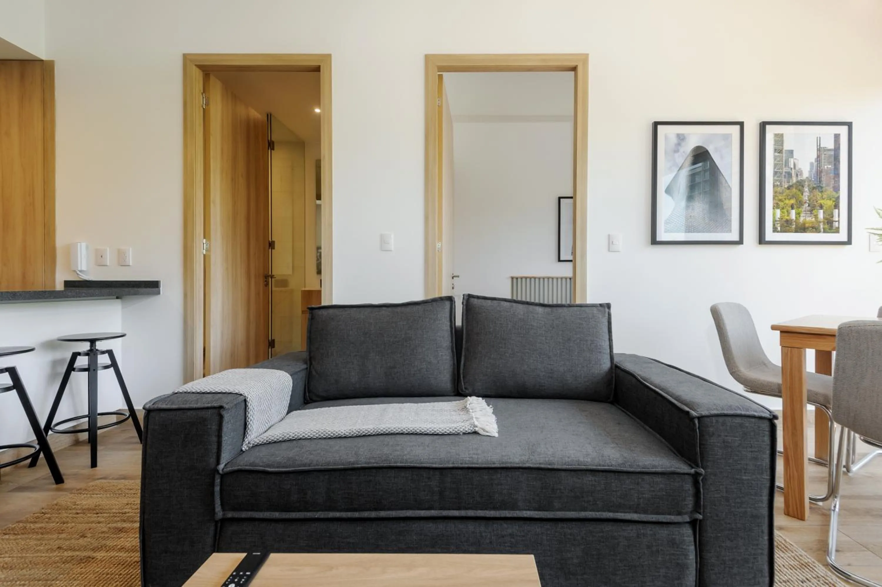 Living room in Londres 256 by Wynwood House