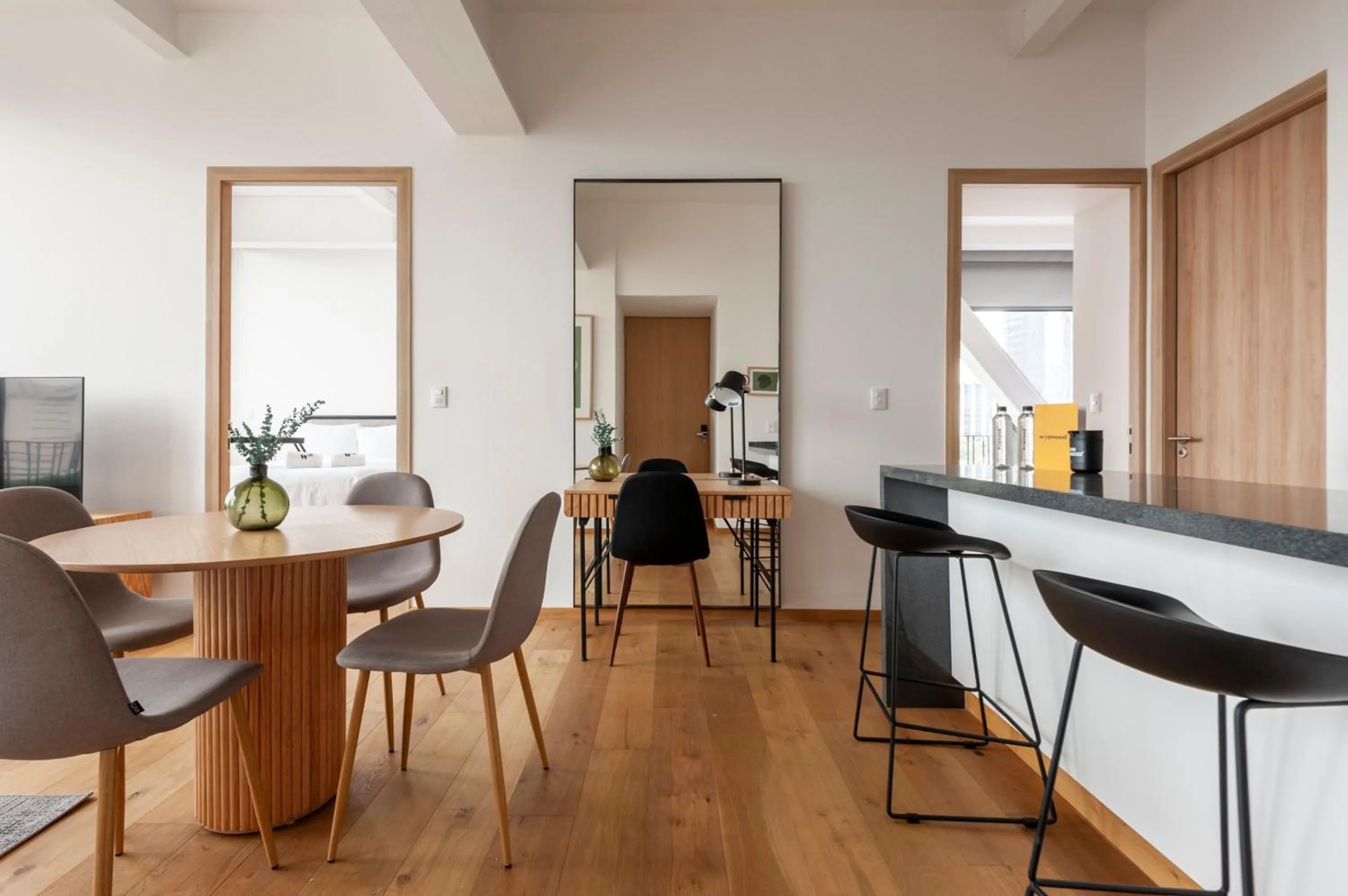 Dining area in Londres 256 by Wynwood House