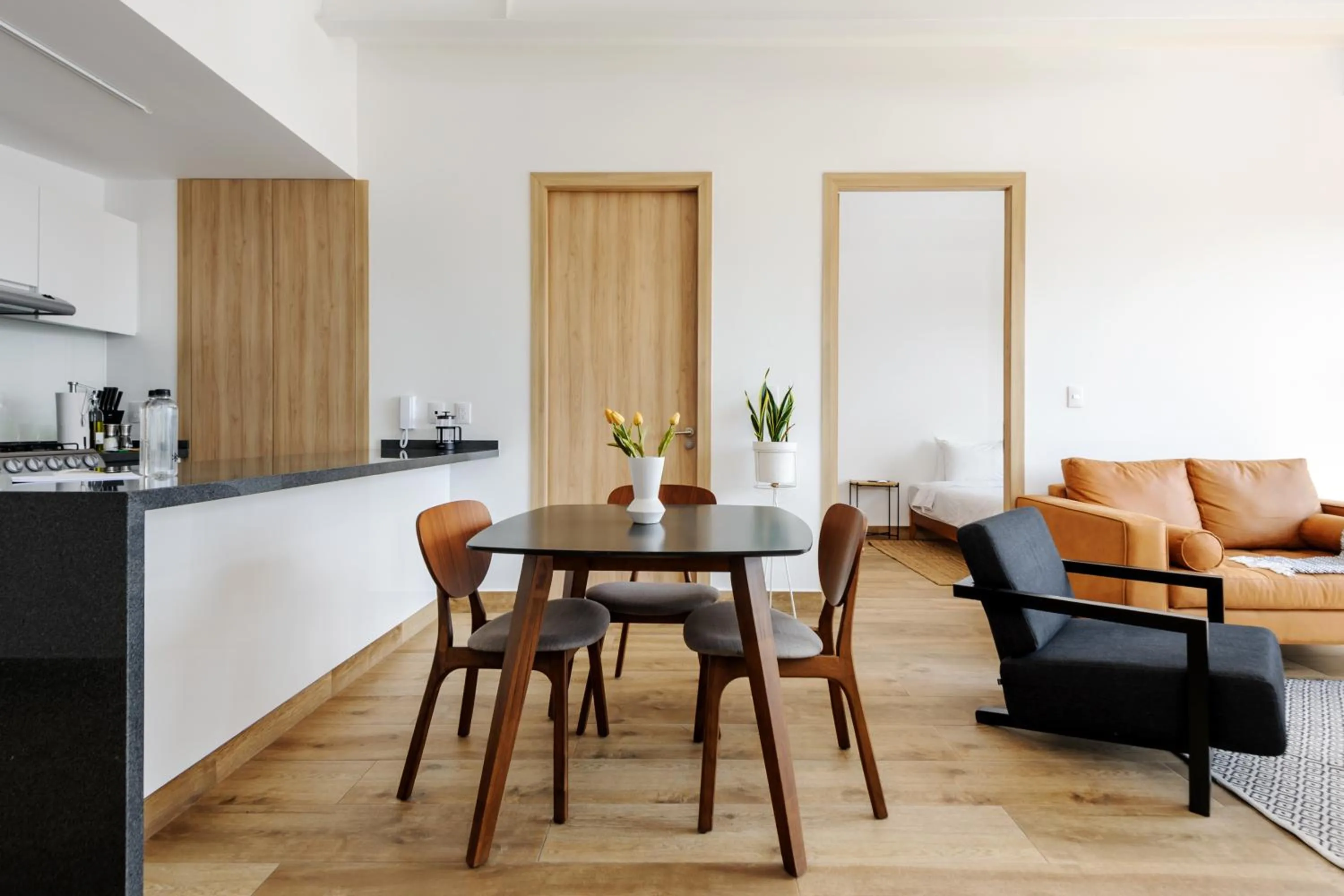 Dining area in Londres 256 by Wynwood House