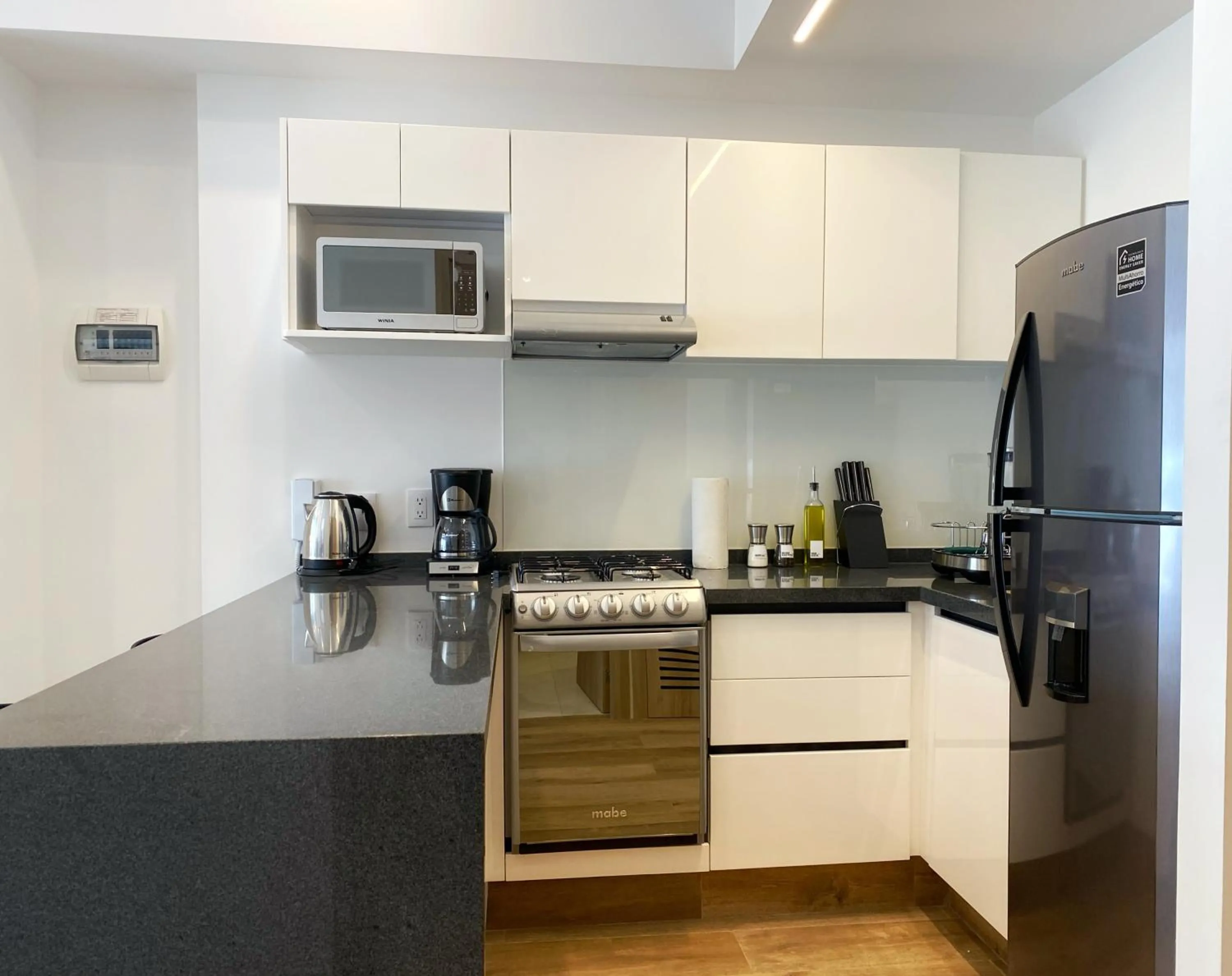 Kitchen or kitchenette in Londres 256 by Wynwood House