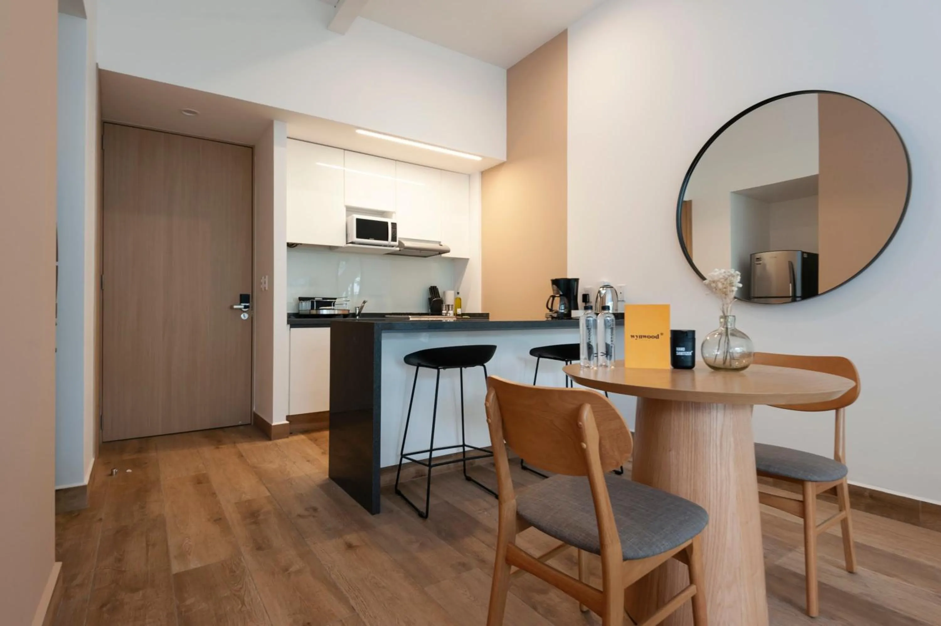 Dining area in Londres 256 by Wynwood House