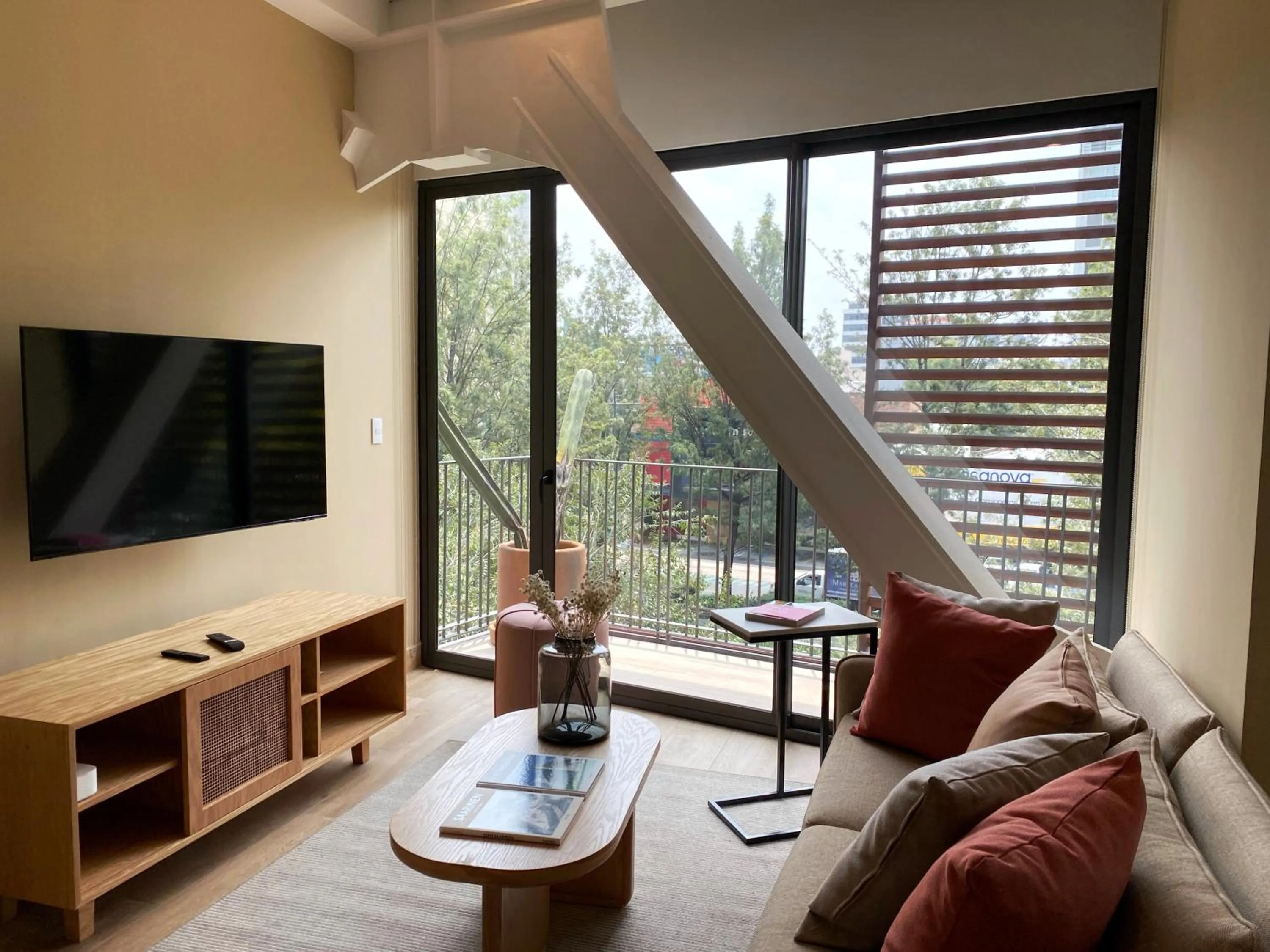 Living room in Londres 256 by Wynwood House