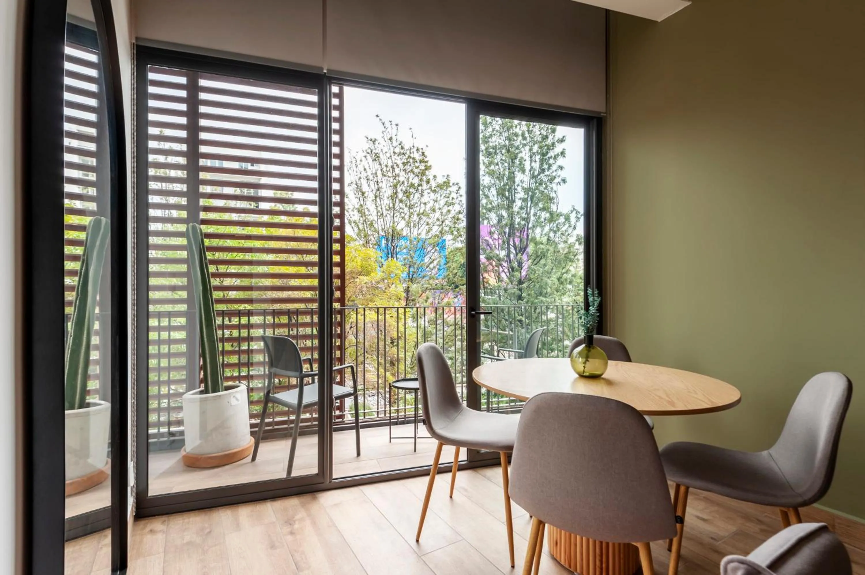 Dining area in Londres 256 by Wynwood House