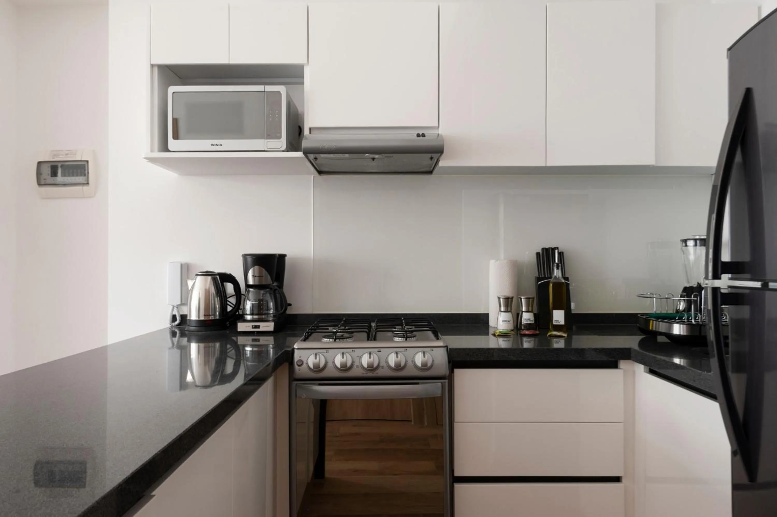 Kitchen or kitchenette in Londres 256 by Wynwood House