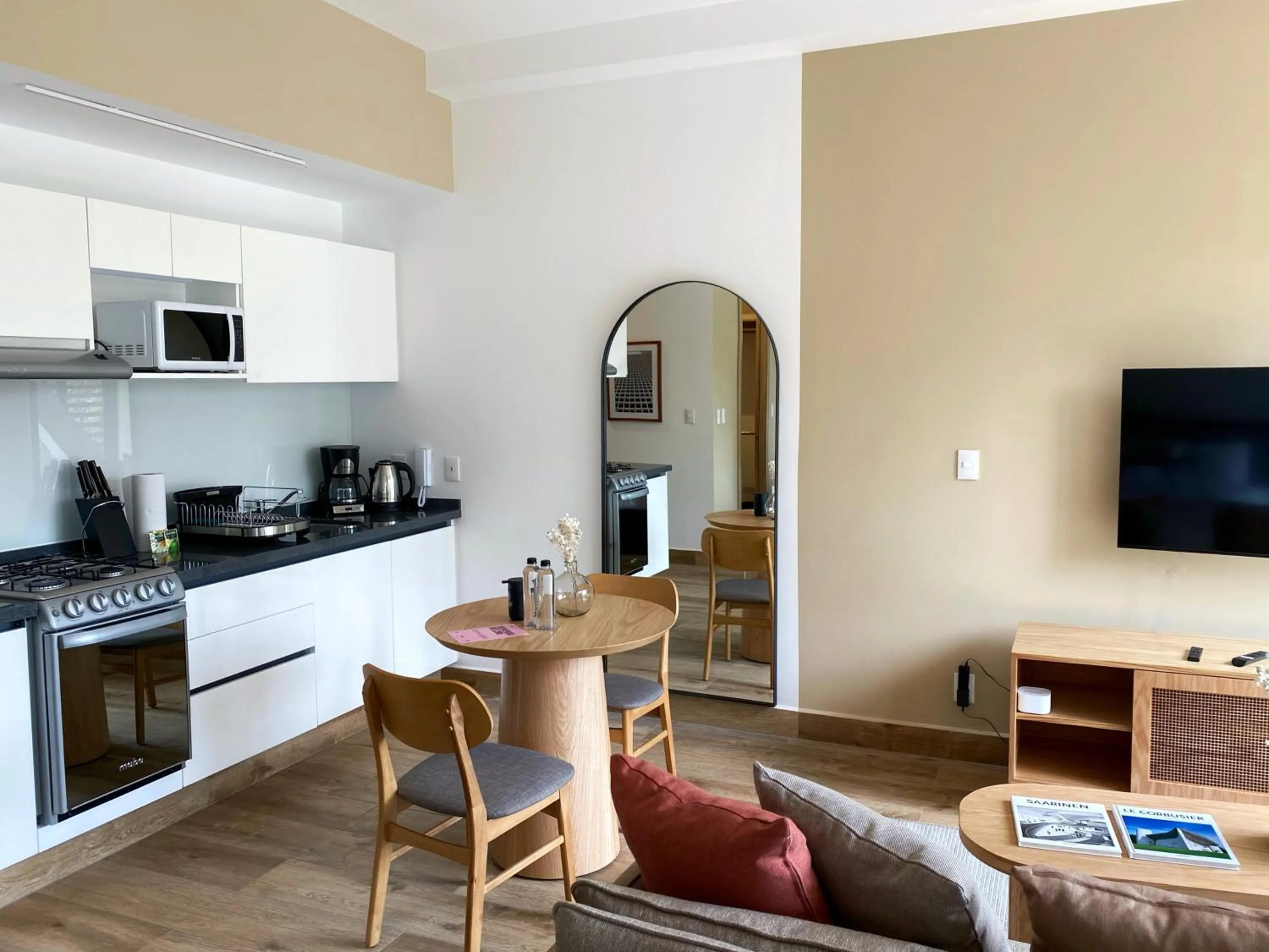 Kitchen or kitchenette in Londres 256 by Wynwood House