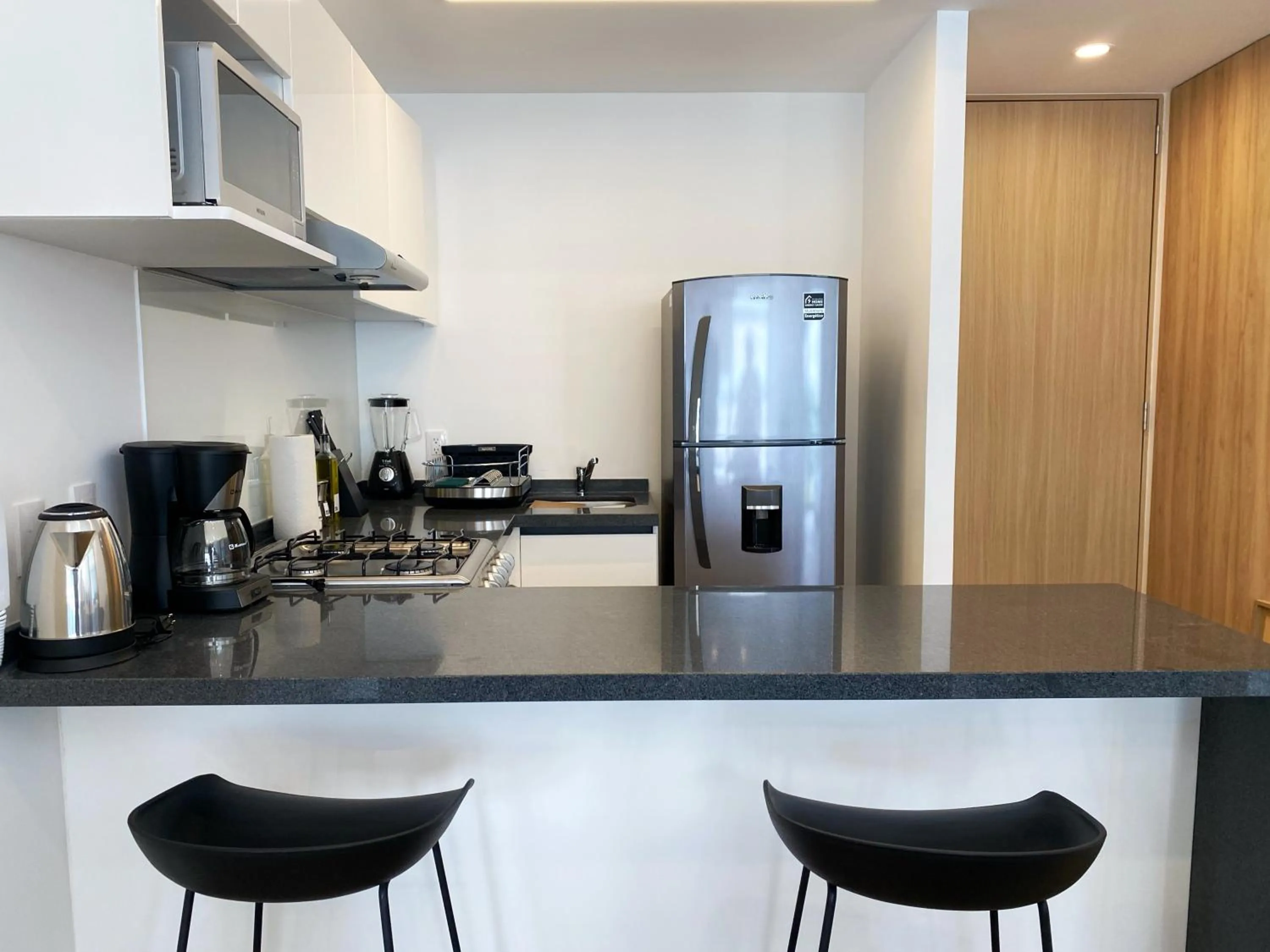 Kitchen or kitchenette in Londres 256 by Wynwood House