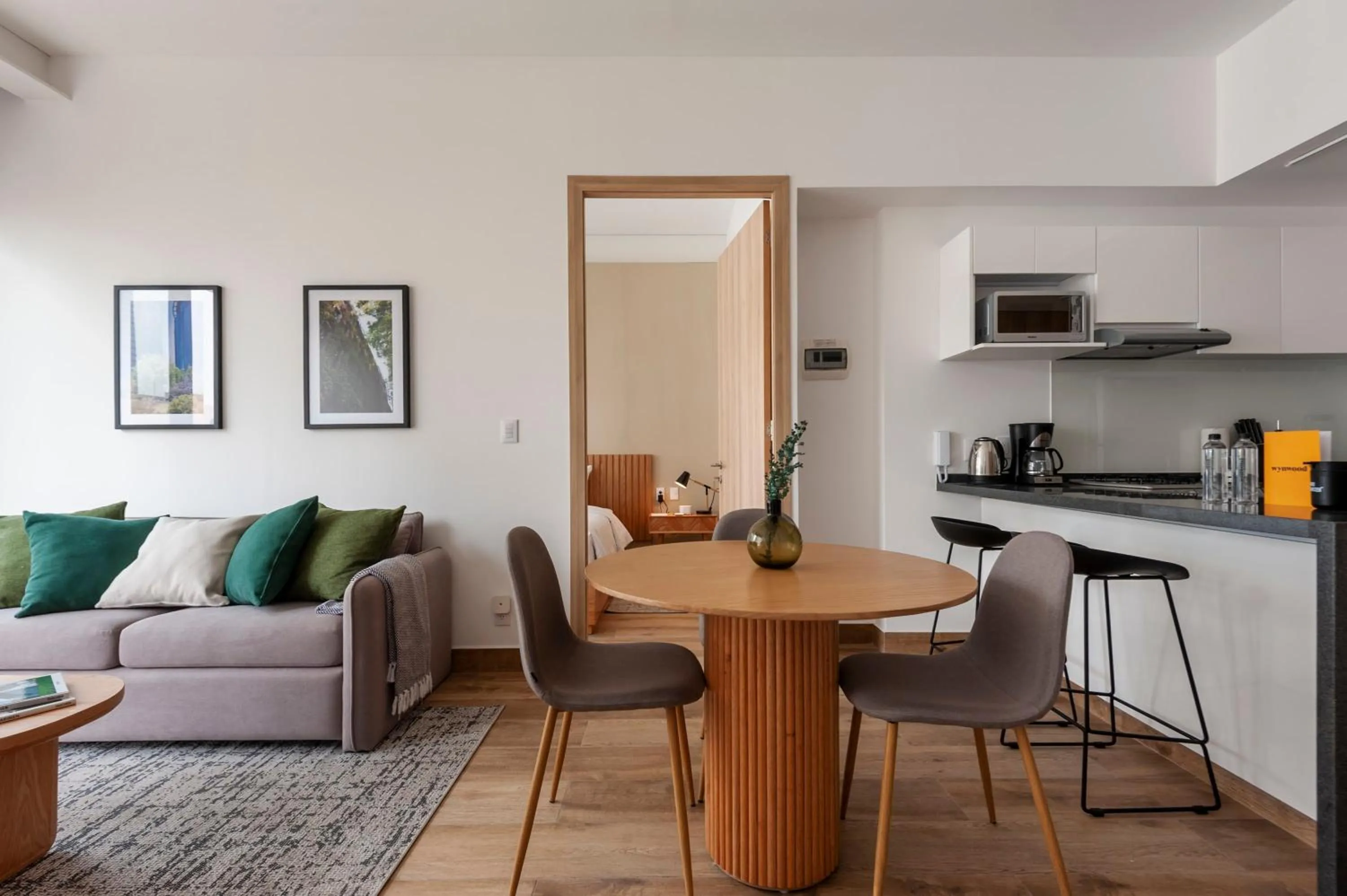 Dining area in Londres 256 by Wynwood House