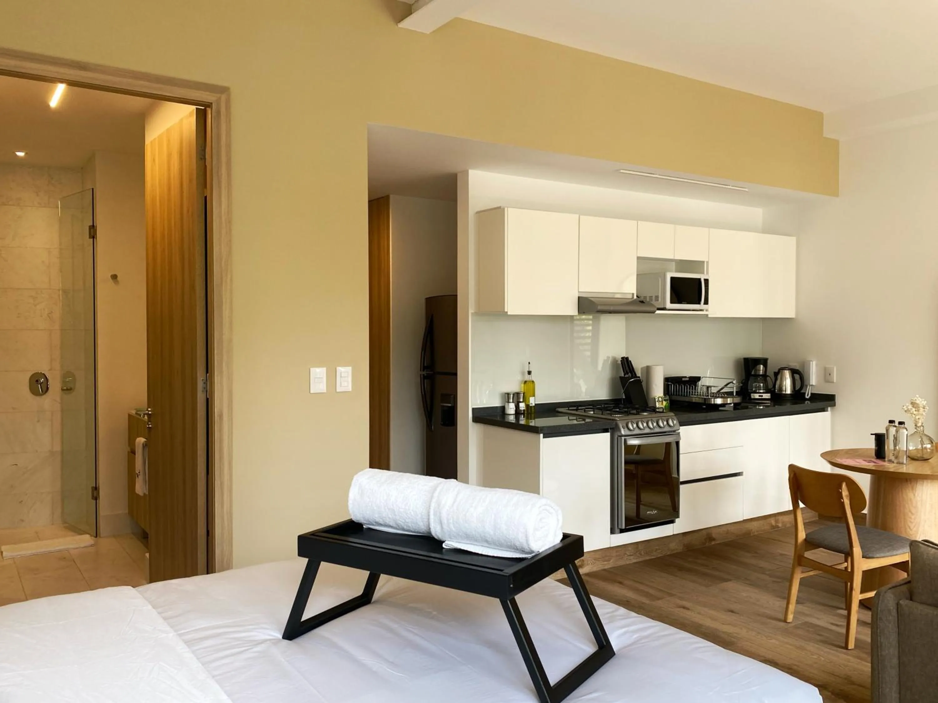 Dining area, Bed in Londres 256 by Wynwood House