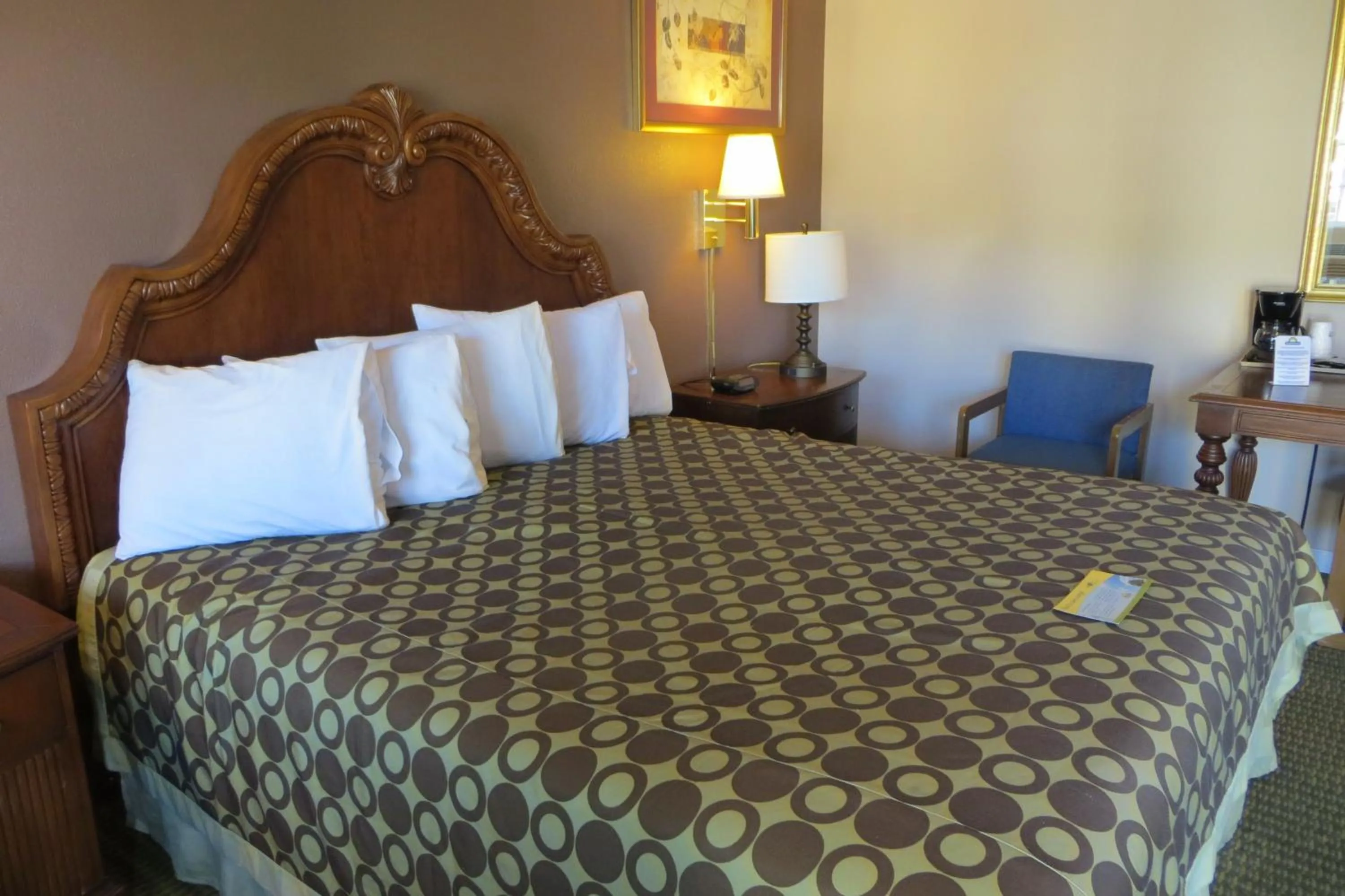 Photo of the whole room, Bed in American Inn Stockton