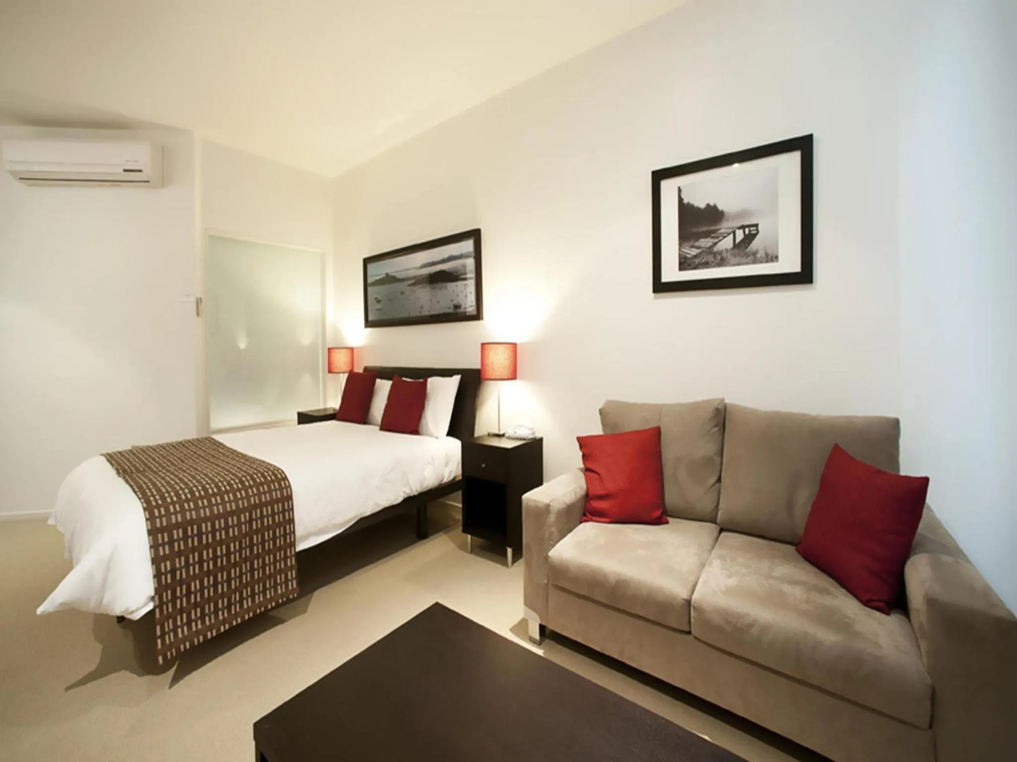 Photo of the whole room, Bed in The Waves Apartments