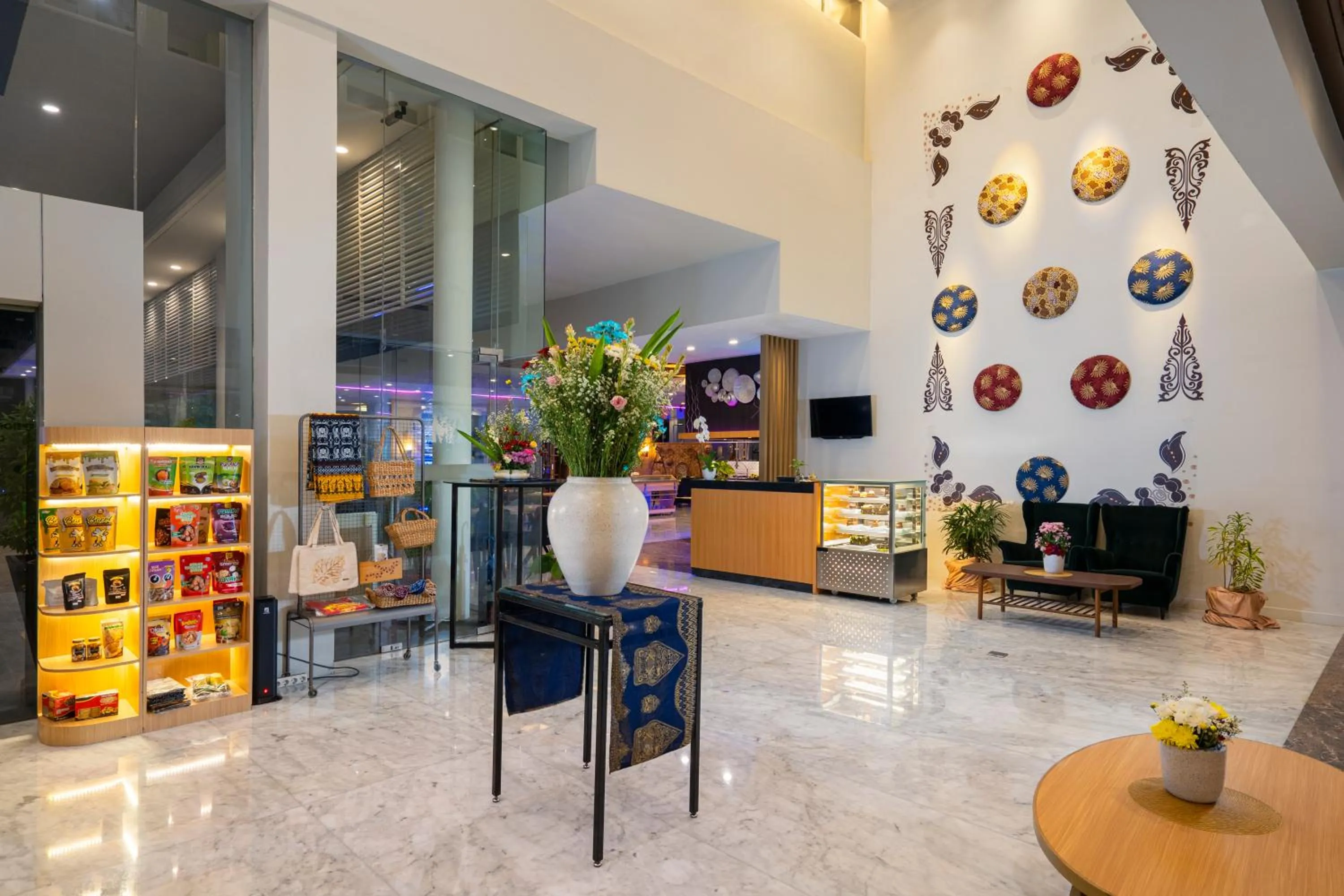 Lobby or reception in BATIQA Hotel & Apartments Karawang