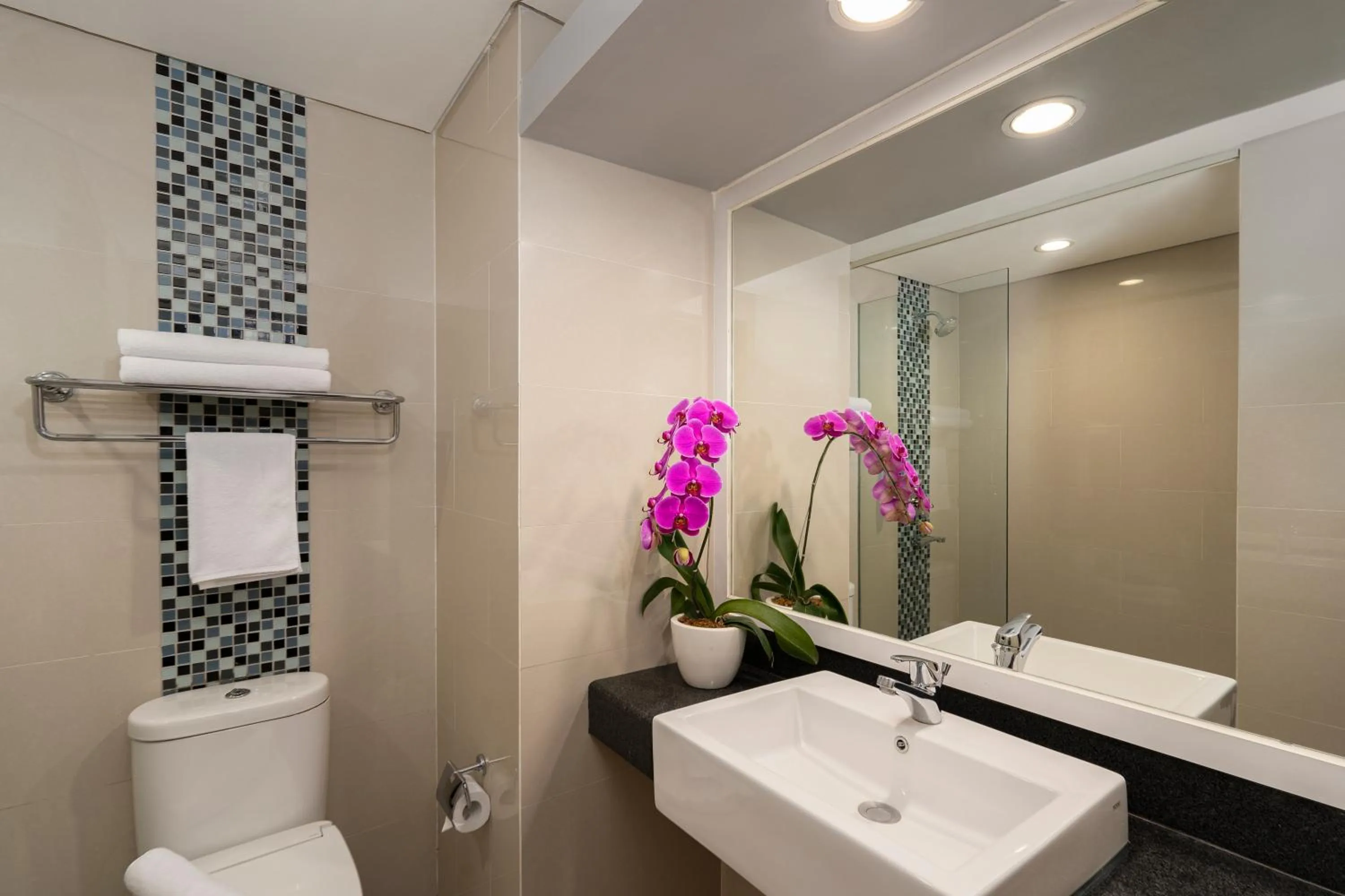 Shower in BATIQA Hotel & Apartments Karawang