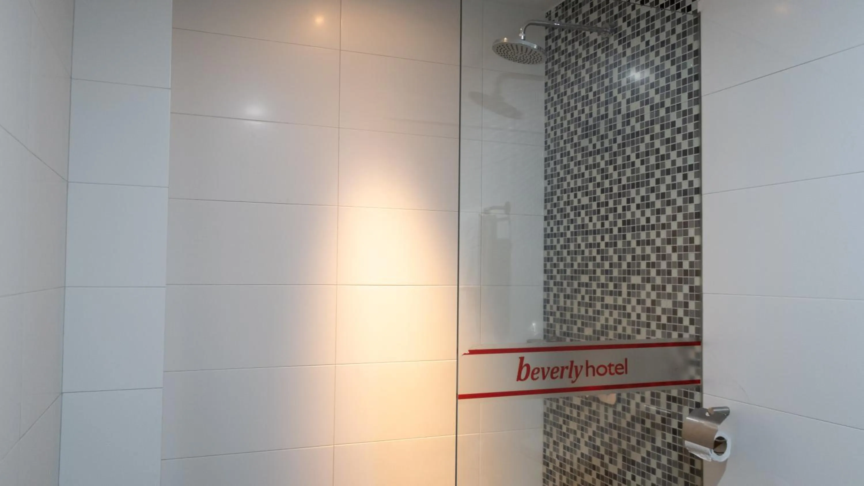 Shower in Beverly Hotel