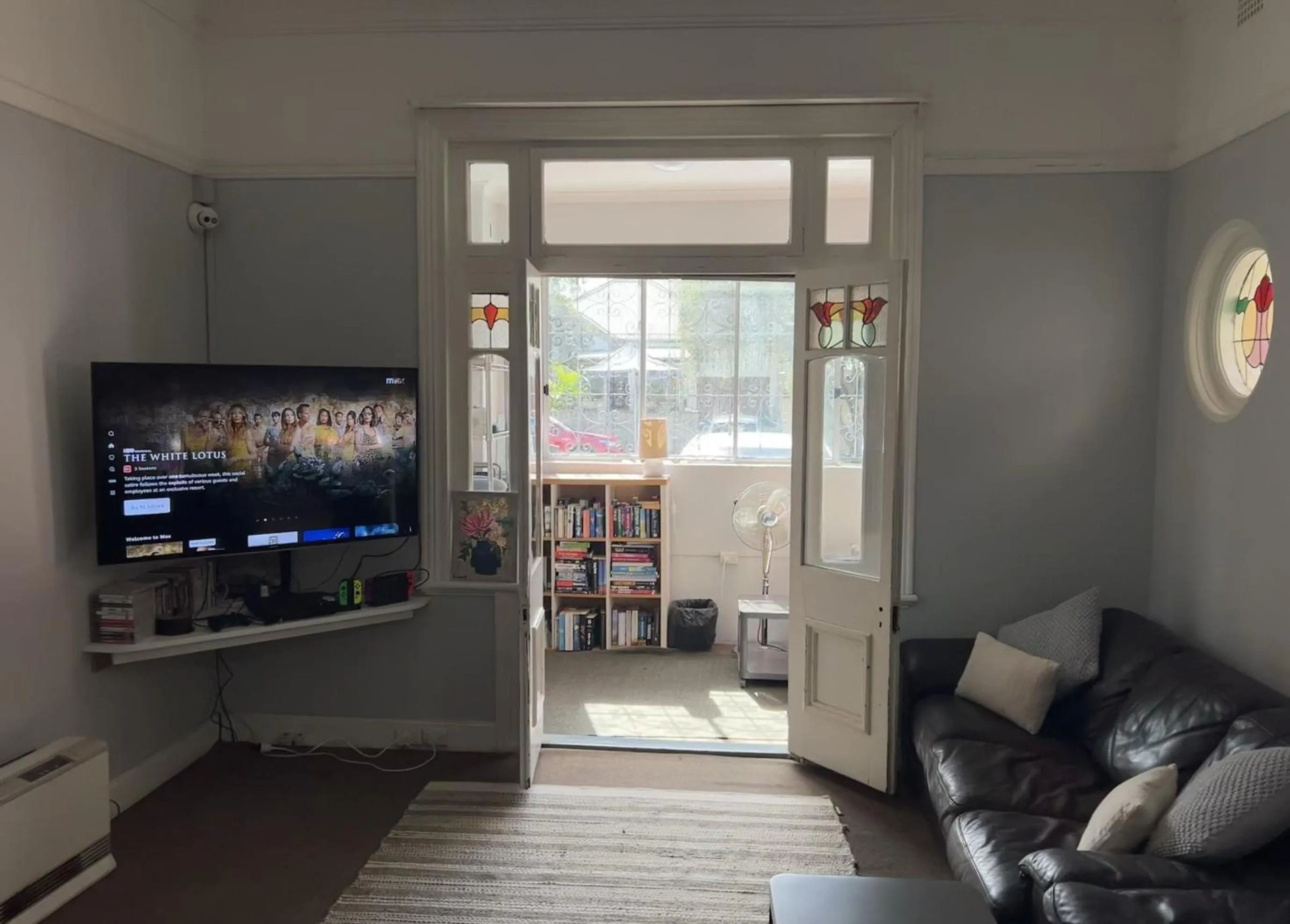 Communal lounge/ TV room in Manly Bunkhouse