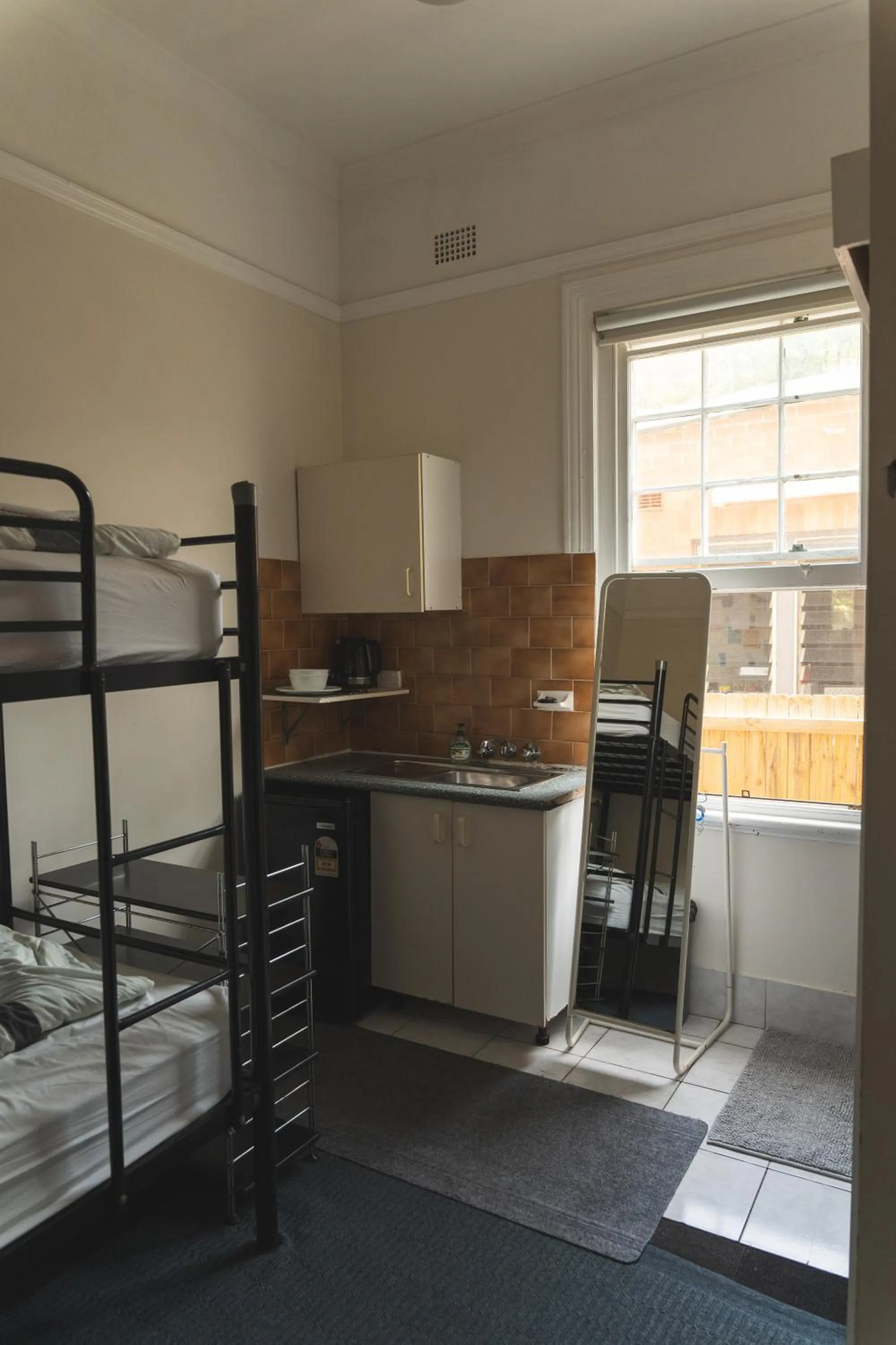 Kitchen or kitchenette, Bed in Manly Bunkhouse