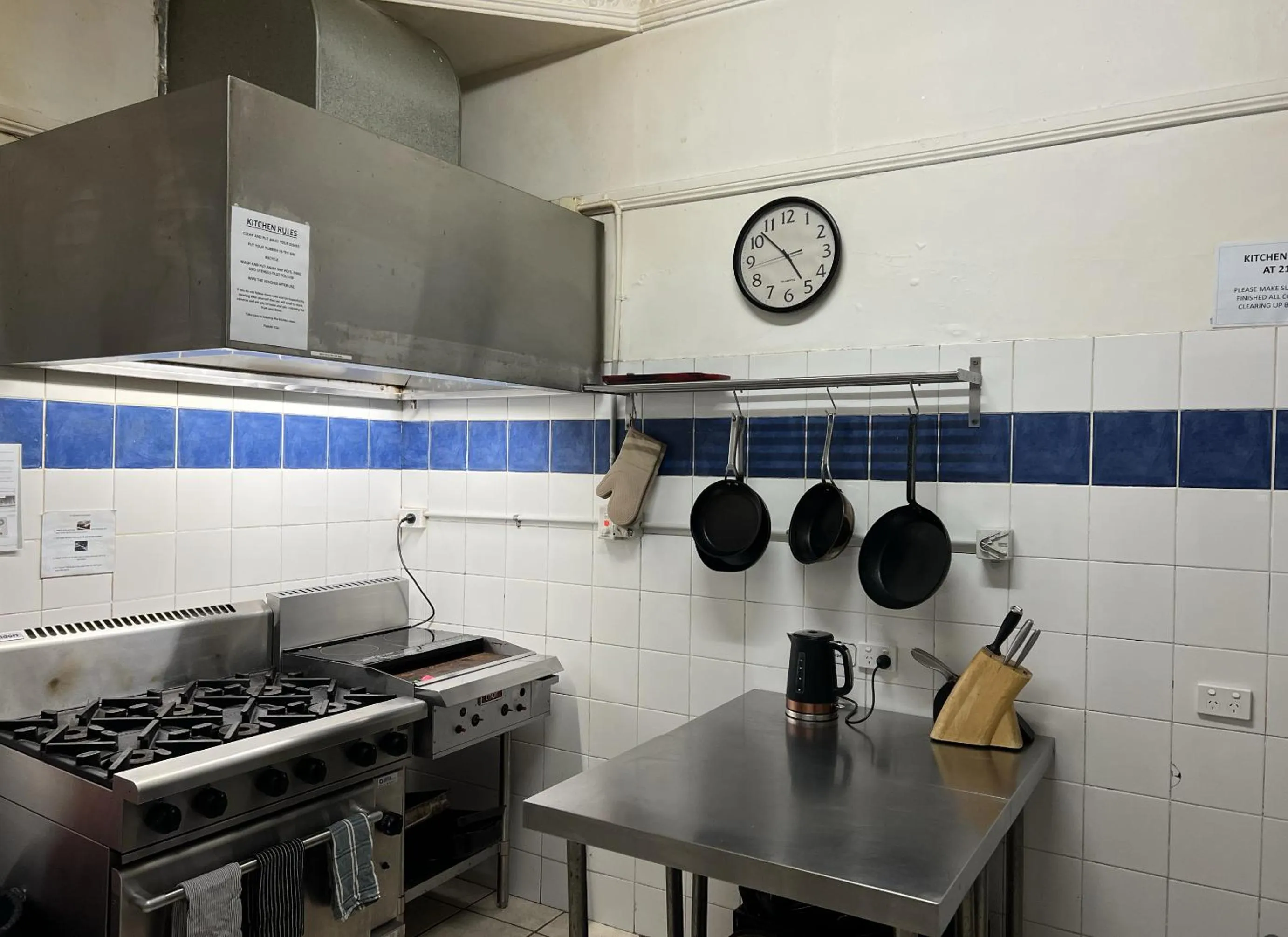 Communal kitchen in Manly Bunkhouse