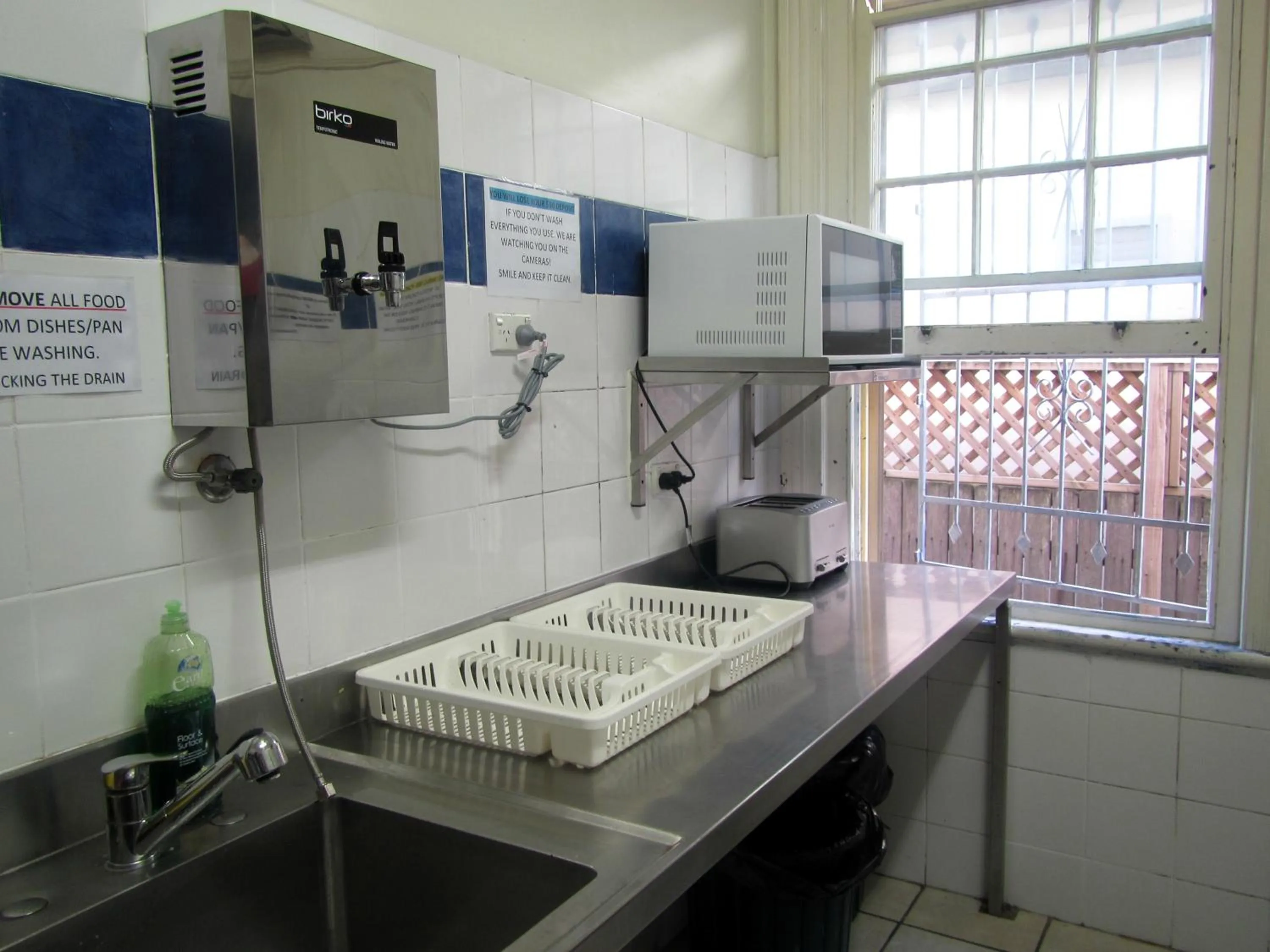 Communal kitchen in Manly Bunkhouse