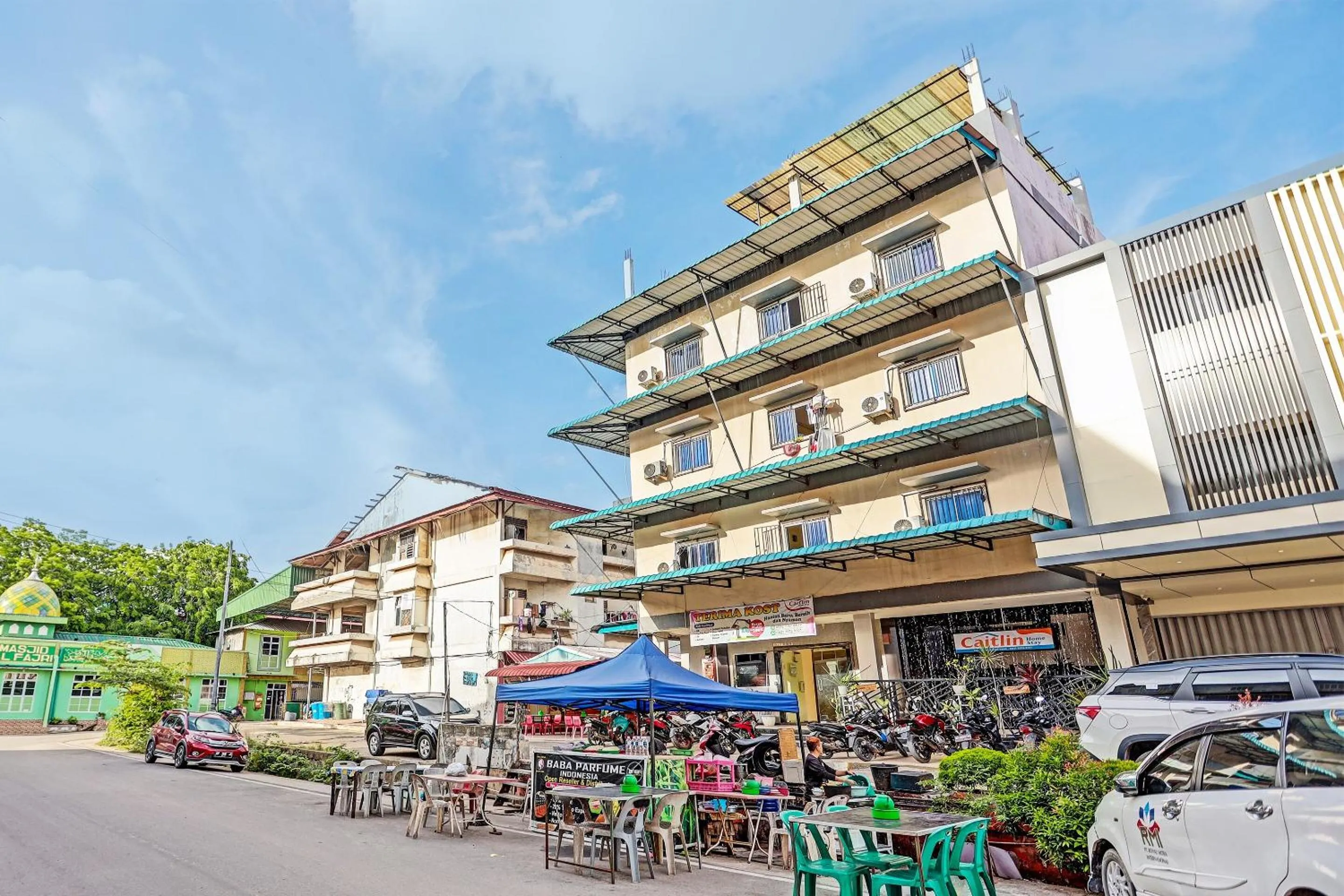 Facade/entrance in OYO 92553 Caitlin Homestay