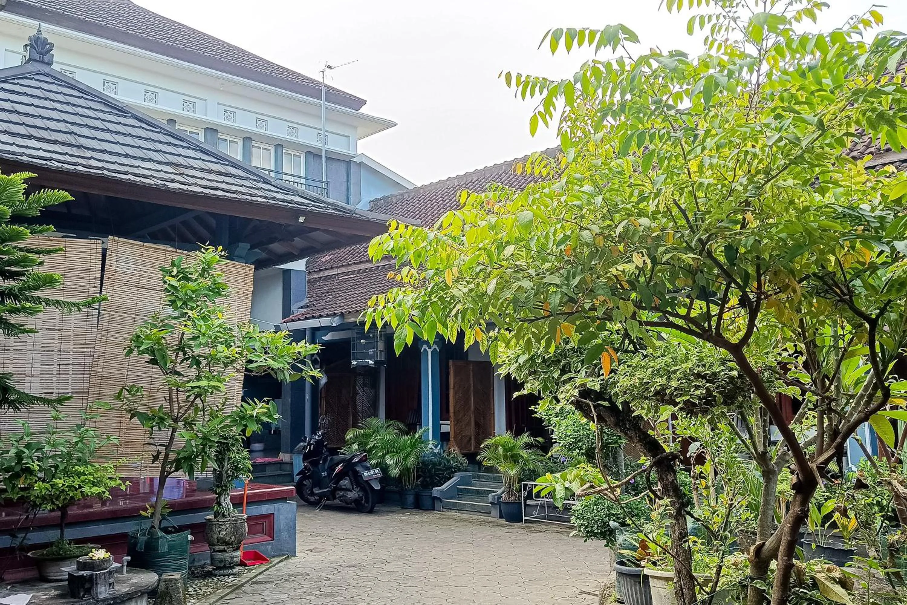 Property building in OYO 92560 Astri Homestay