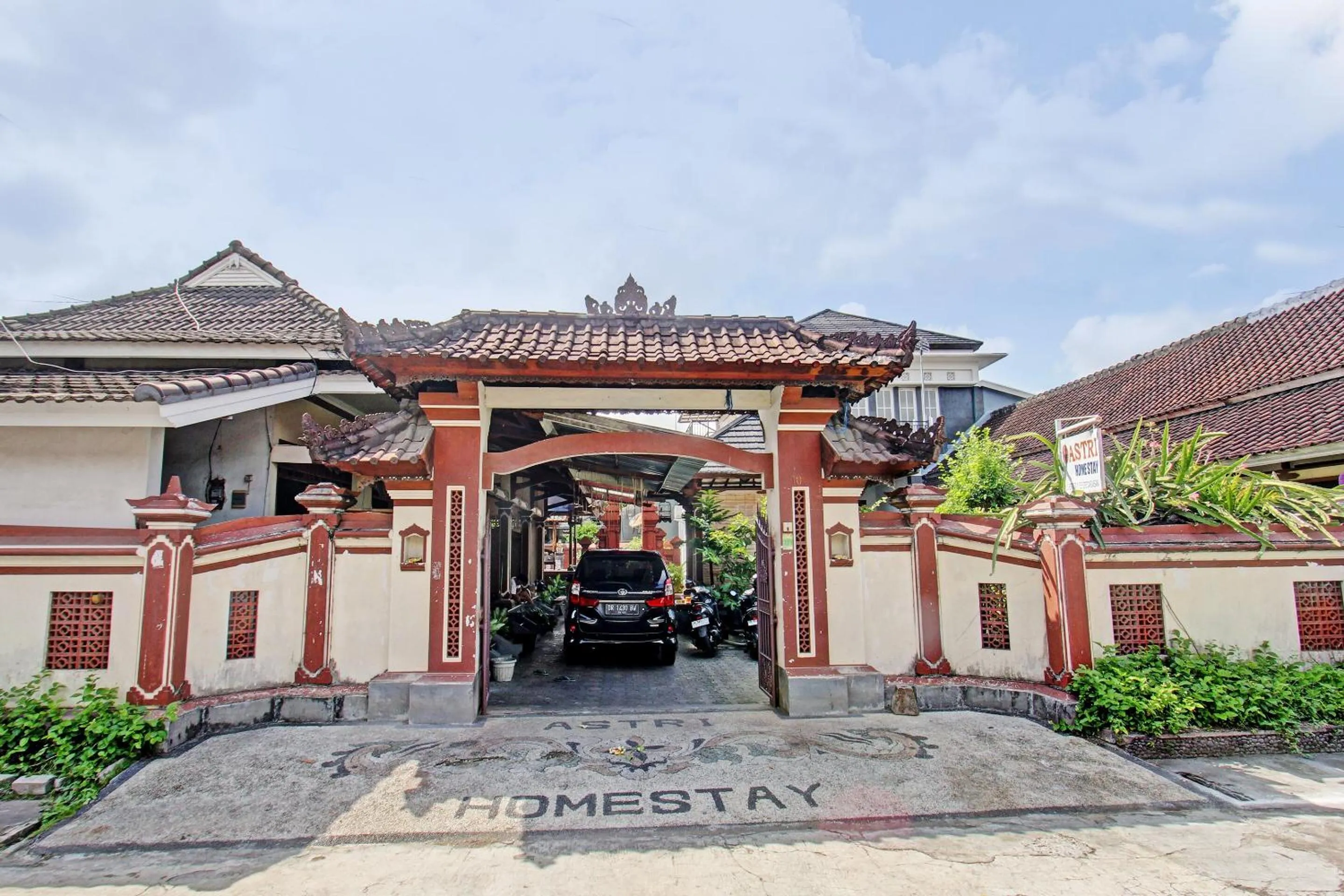 Property building in OYO 92560 Astri Homestay