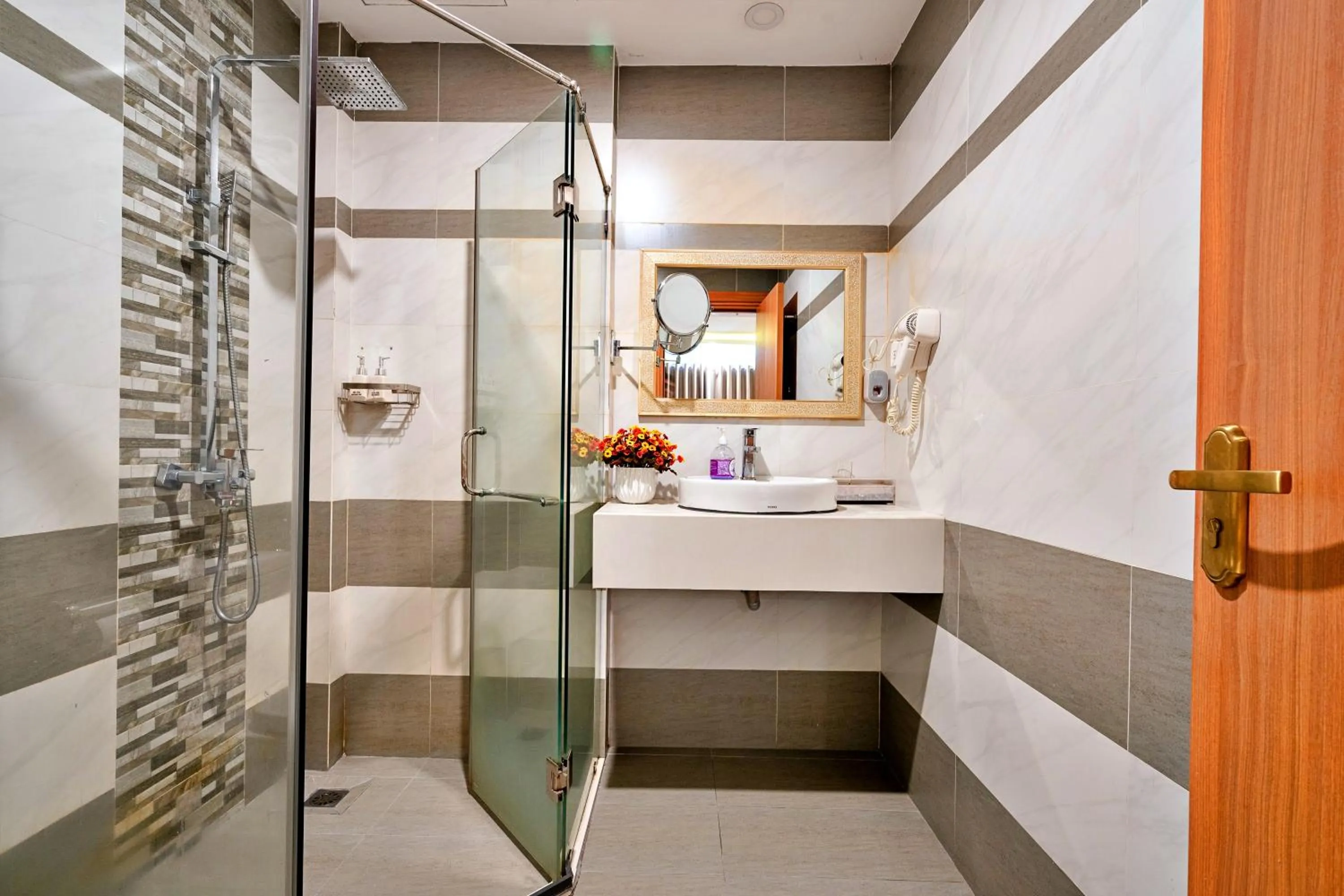 Shower in Luna Saigon Hotel - Bui Vien Walking Street