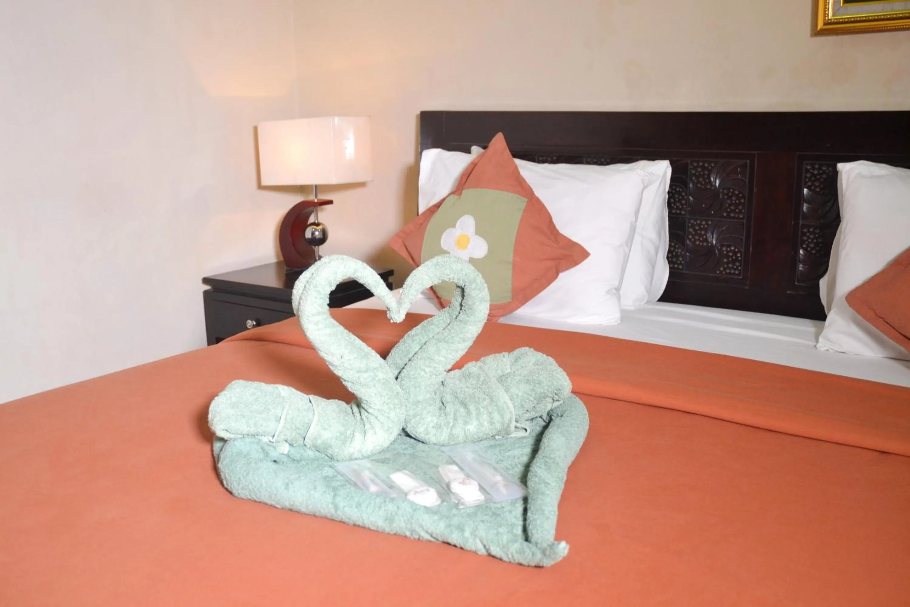 towels, Bed in Roemah Canting Homestay