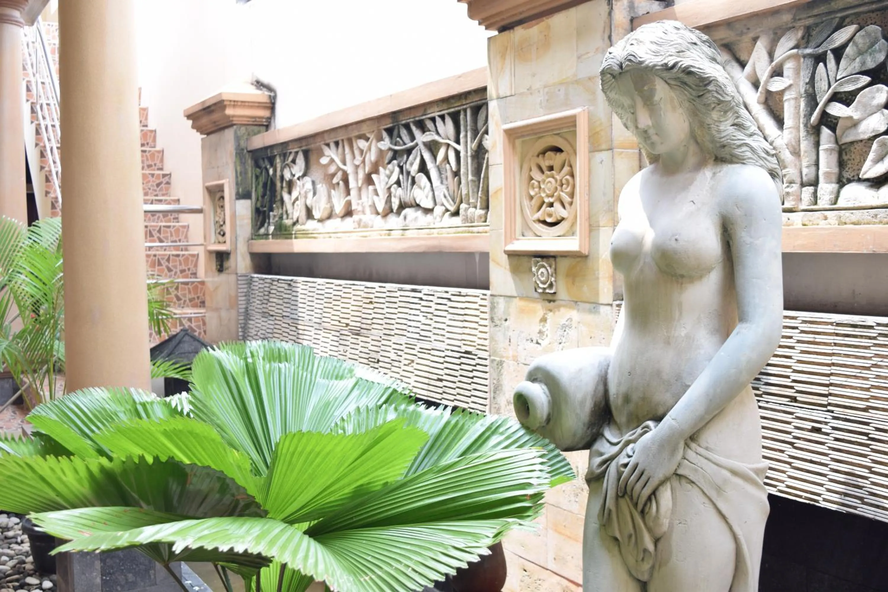 Communal lounge/ TV room in Roemah Canting Homestay