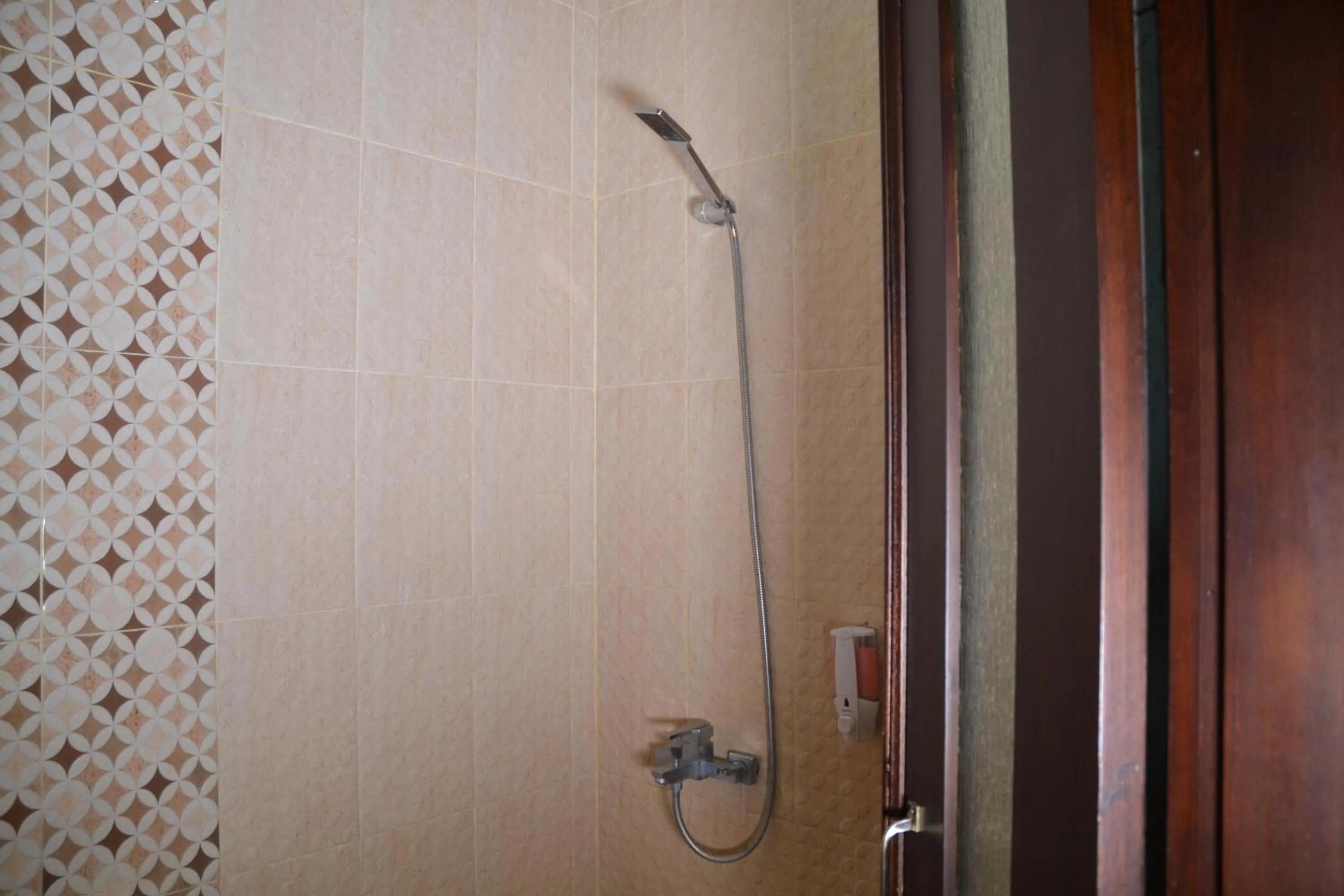 Shower in Roemah Canting Homestay