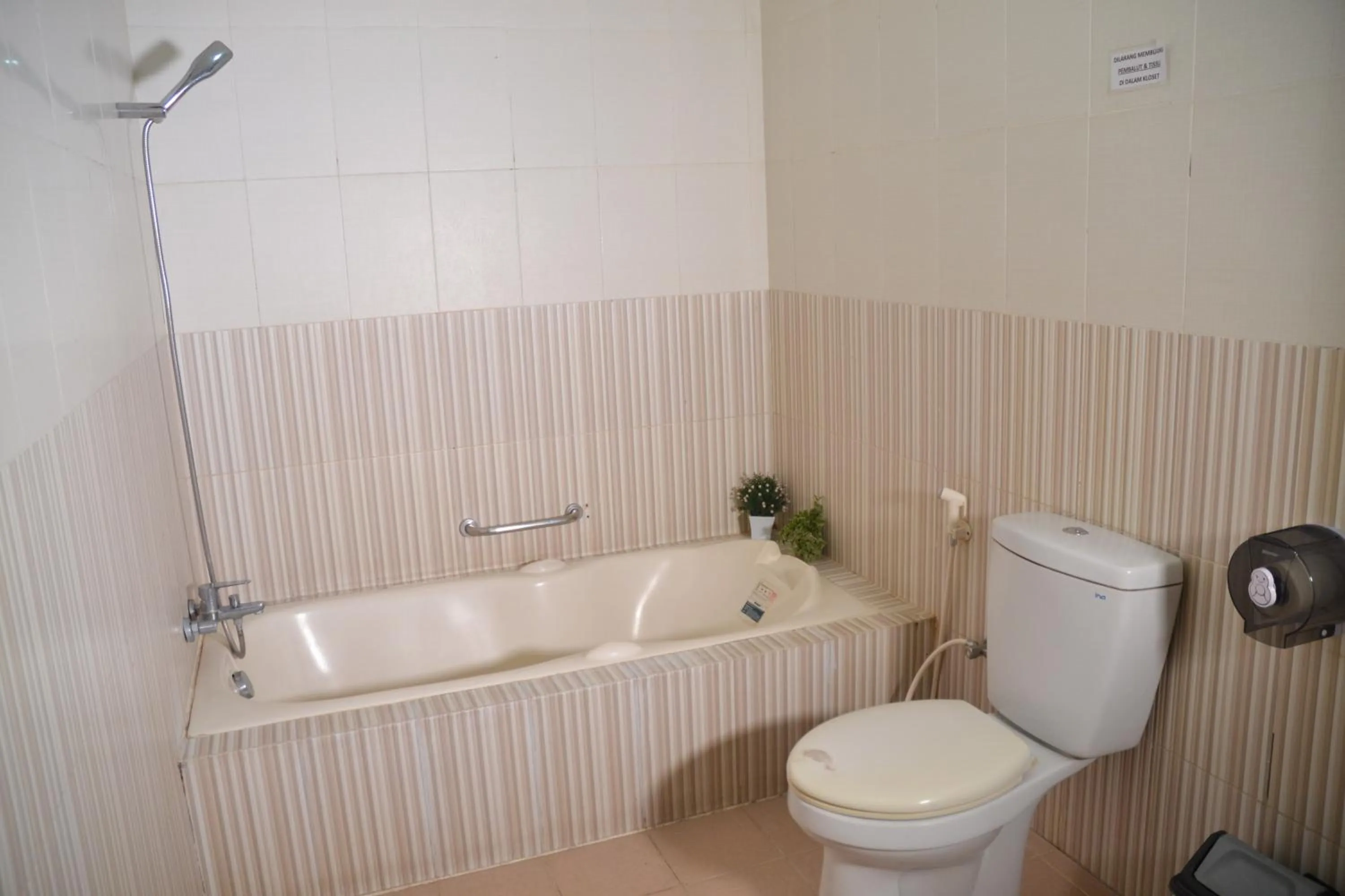 Toilet in Roemah Canting Homestay