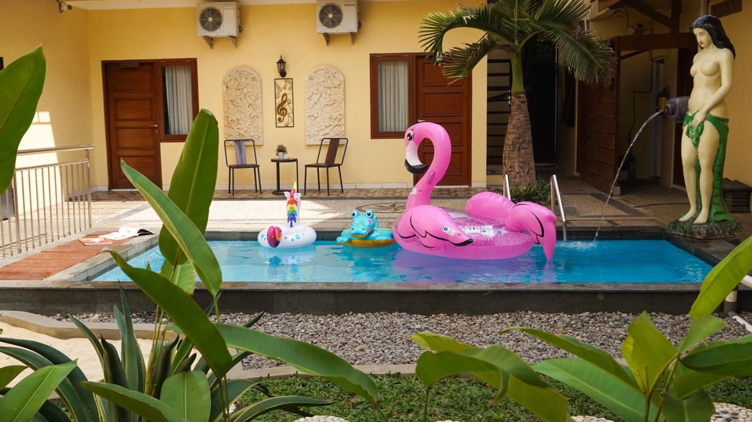 Swimming pool in Roemah Canting Homestay